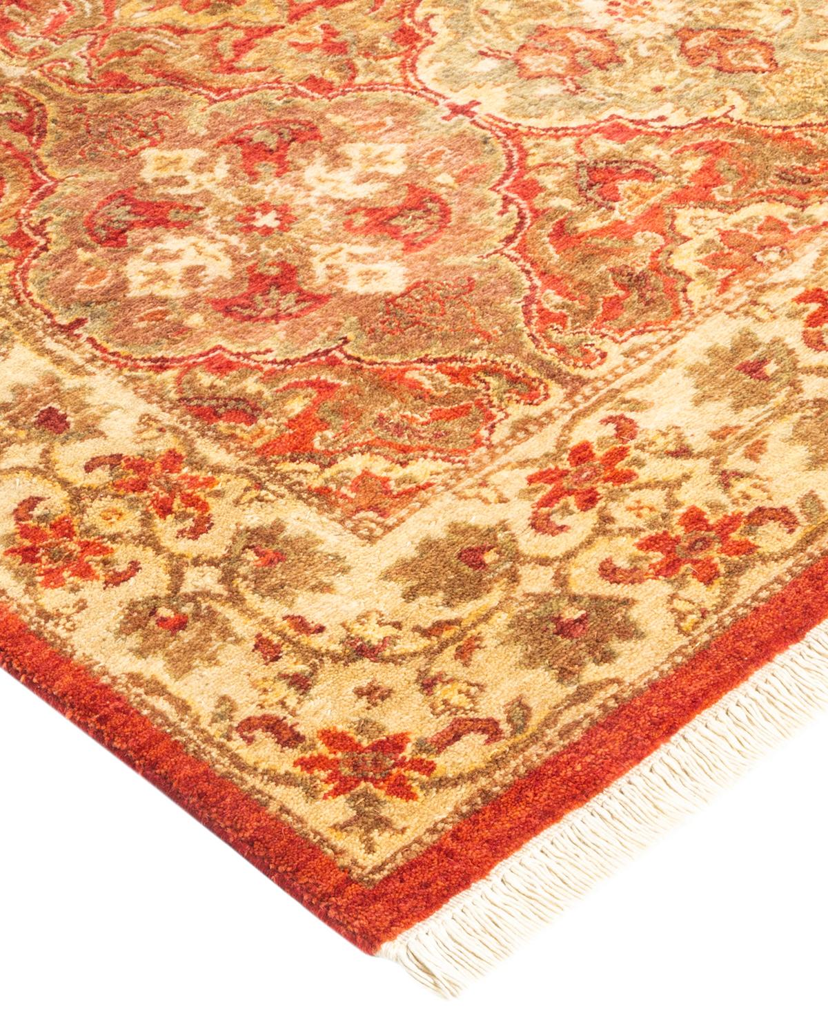 Die Teppiche der Mogul-Kollektion bringen mit ihren zurückhaltenden Farben und Allover-Mustern zeitlose Eleganz in jeden Raum. Beeinflusst von einem Spektrum türkischer, indischer und persischer Designs, lassen die Kunsthandwerker, die diese
