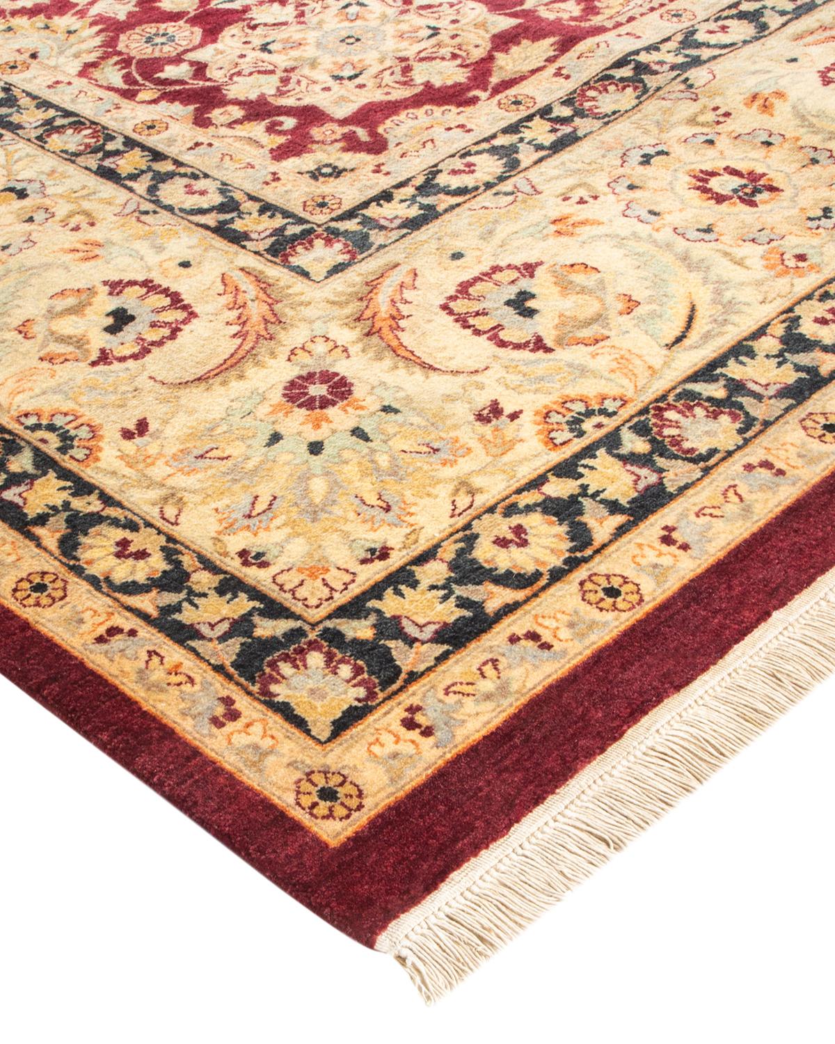 Avec leurs palettes discrètes et leurs motifs à l'envers, les tapis de la collection Mogul apporteront une sophistication intemporelle à n'importe quelle pièce. Influencés par un éventail de motifs turcs, indiens et persans, les artisans qui tissent