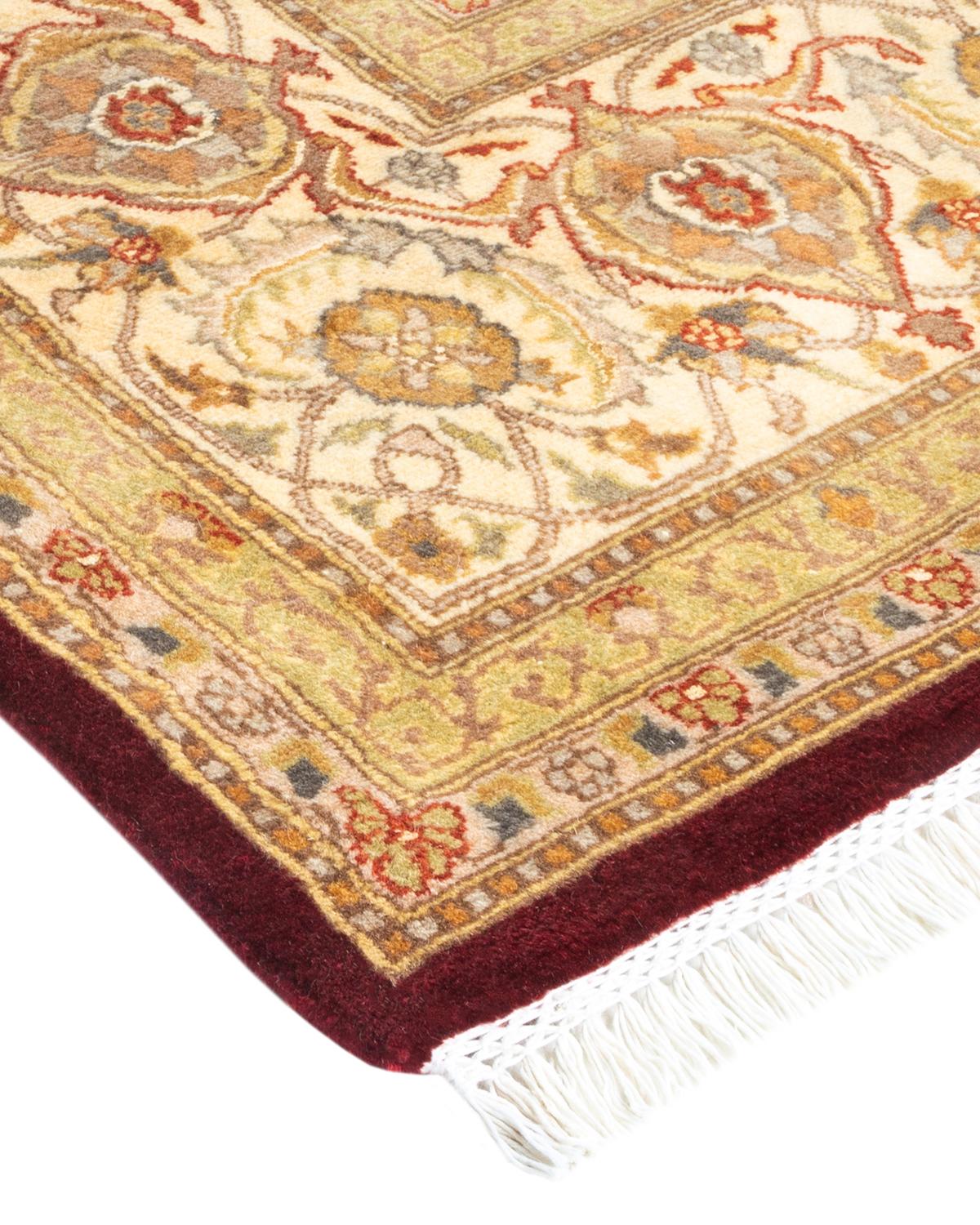 Die Teppiche der Mogul-Kollektion bringen mit ihren zurückhaltenden Farben und Allover-Mustern zeitlose Eleganz in jeden Raum. Beeinflusst von einem Spektrum türkischer, indischer und persischer Designs, lassen die Kunsthandwerker, die diese