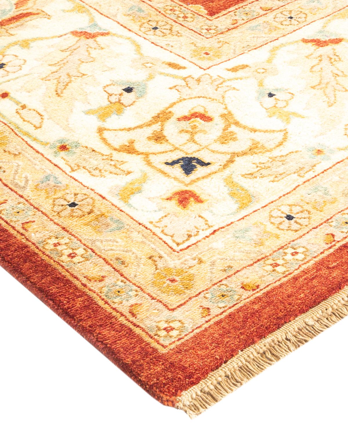Die Teppiche der Mogul-Kollektion bringen mit ihren zurückhaltenden Farben und Allover-Mustern zeitlose Eleganz in jeden Raum. Beeinflusst von einem Spektrum türkischer, indischer und persischer Designs, lassen die Kunsthandwerker, die diese
