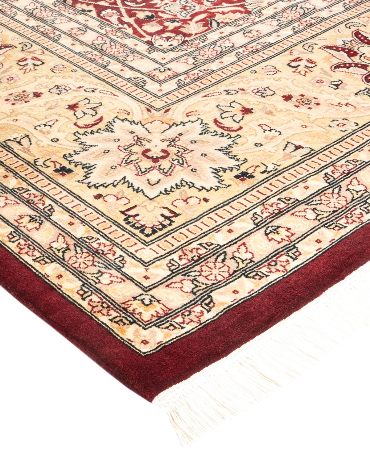 Avec leurs palettes discrètes et leurs motifs à l'envers, les tapis de la collection Mogul apporteront une sophistication intemporelle à n'importe quelle pièce. Influencés par un éventail de motifs turcs, indiens et persans, les artisans qui tissent