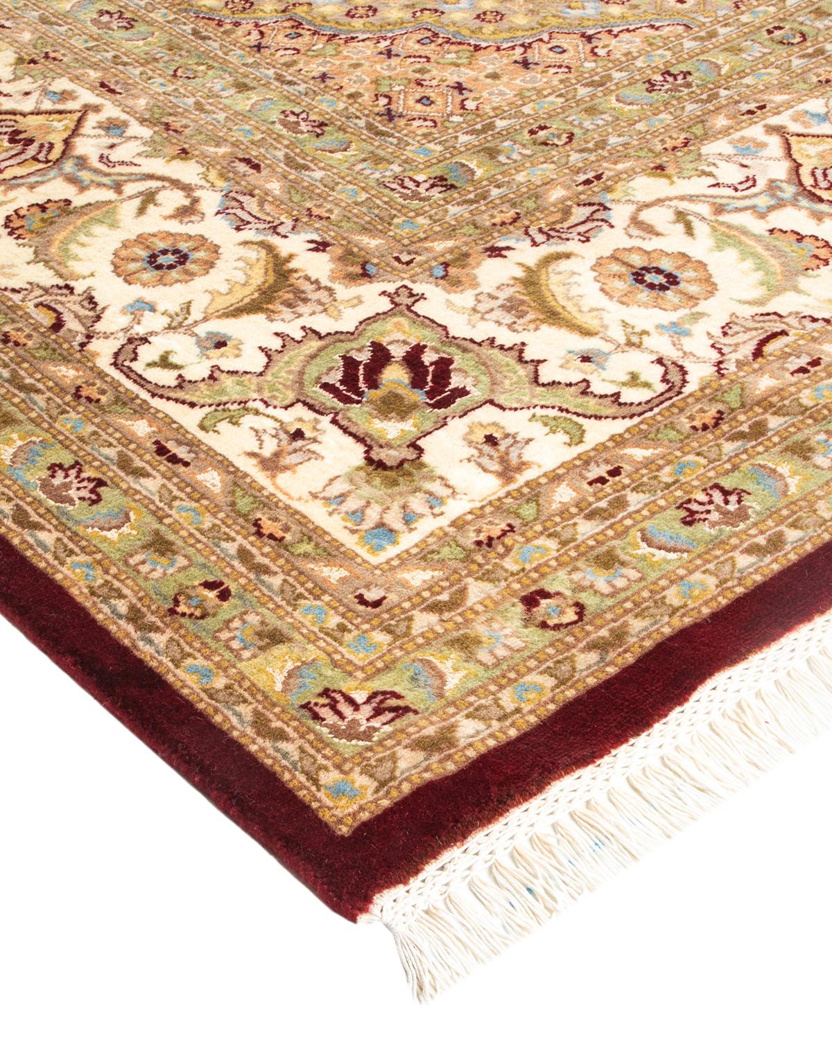 Avec leurs palettes discrètes et leurs motifs à l'envers, les tapis de la collection Mogul apporteront une sophistication intemporelle à n'importe quelle pièce. Influencés par un éventail de motifs turcs, indiens et persans, les artisans qui tissent