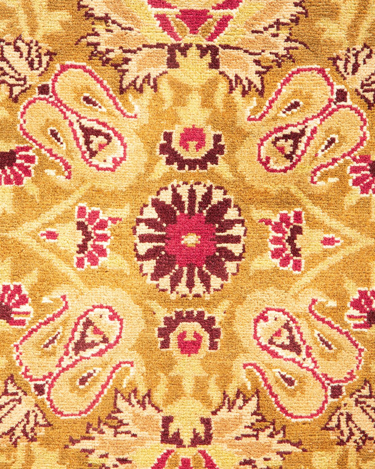 Pakistanais Tapis Oriental Mogul jaune noué à la main, unique en son genre en vente