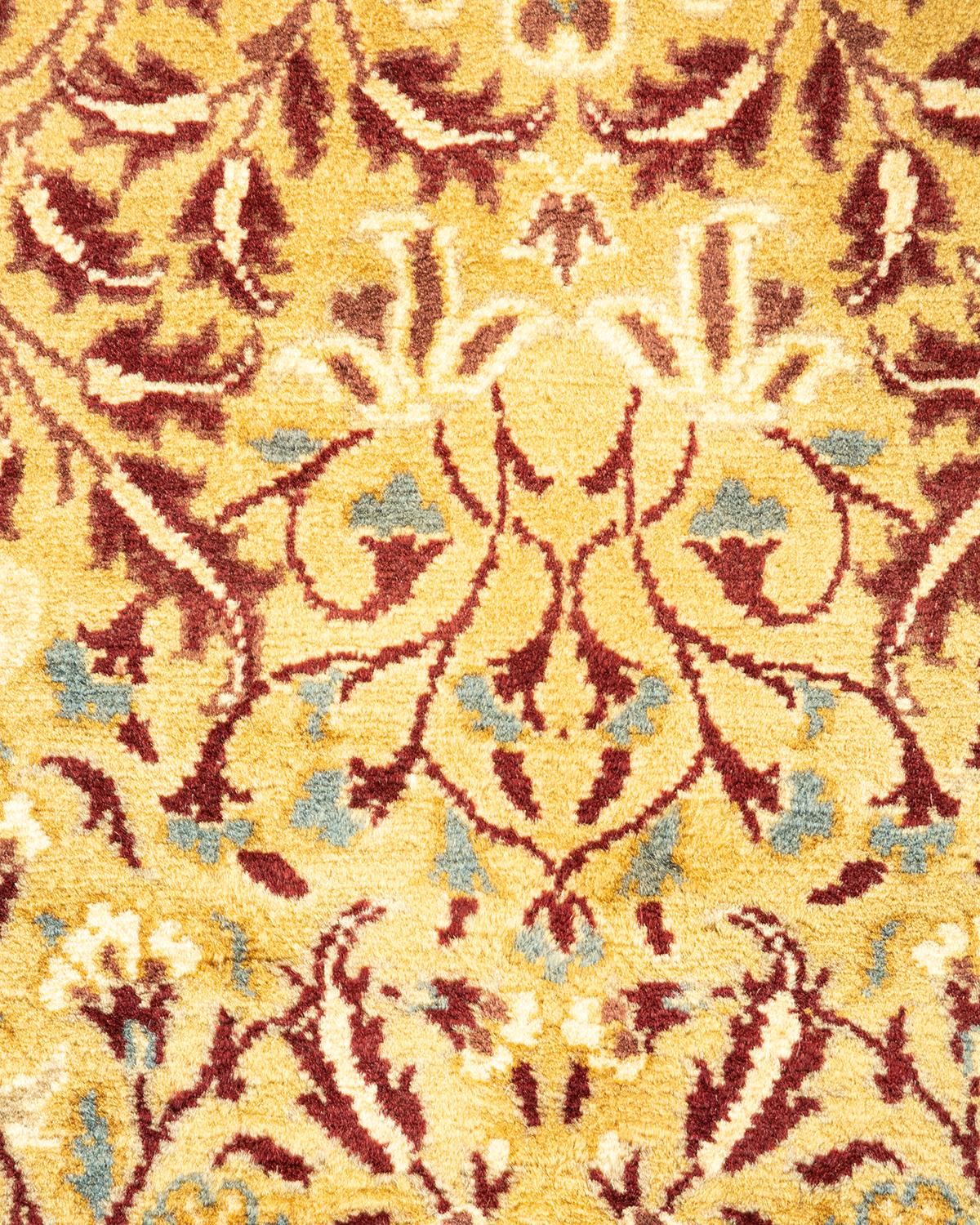 Pakistanais Tapis Oriental Mogul jaune noué à la main, unique en son genre en vente