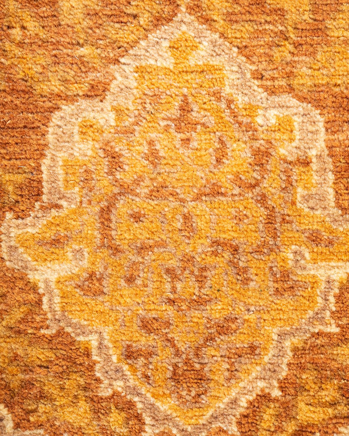 Pakistanais Tapis Oriental Mogul jaune noué à la main, unique en son genre en vente