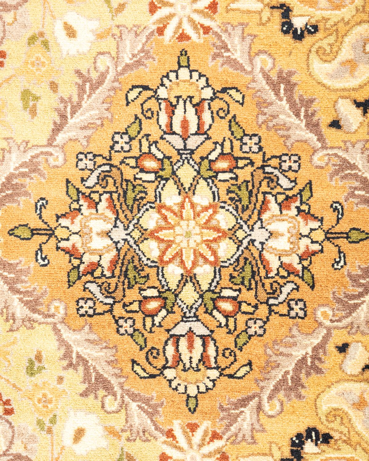 Pakistanais Tapis Oriental Mogul jaune noué à la main, unique en son genre en vente