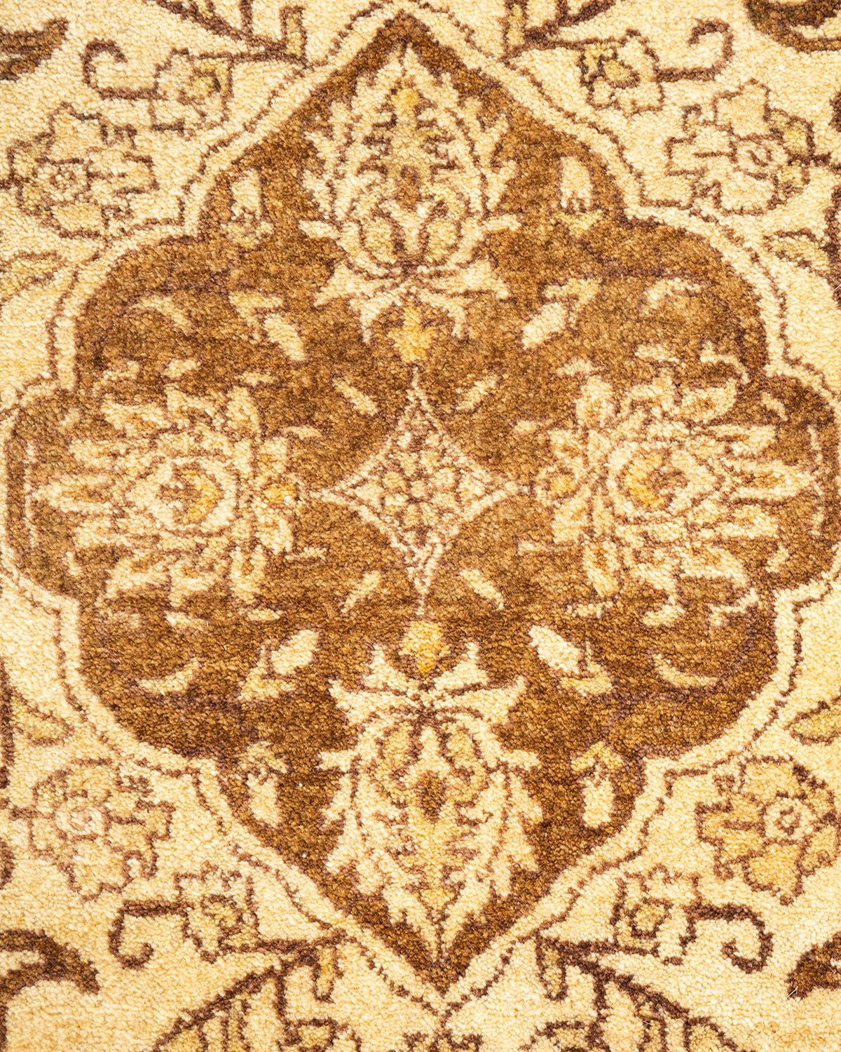 Pakistanais Tapis Oriental Mogul jaune noué à la main, unique en son genre en vente