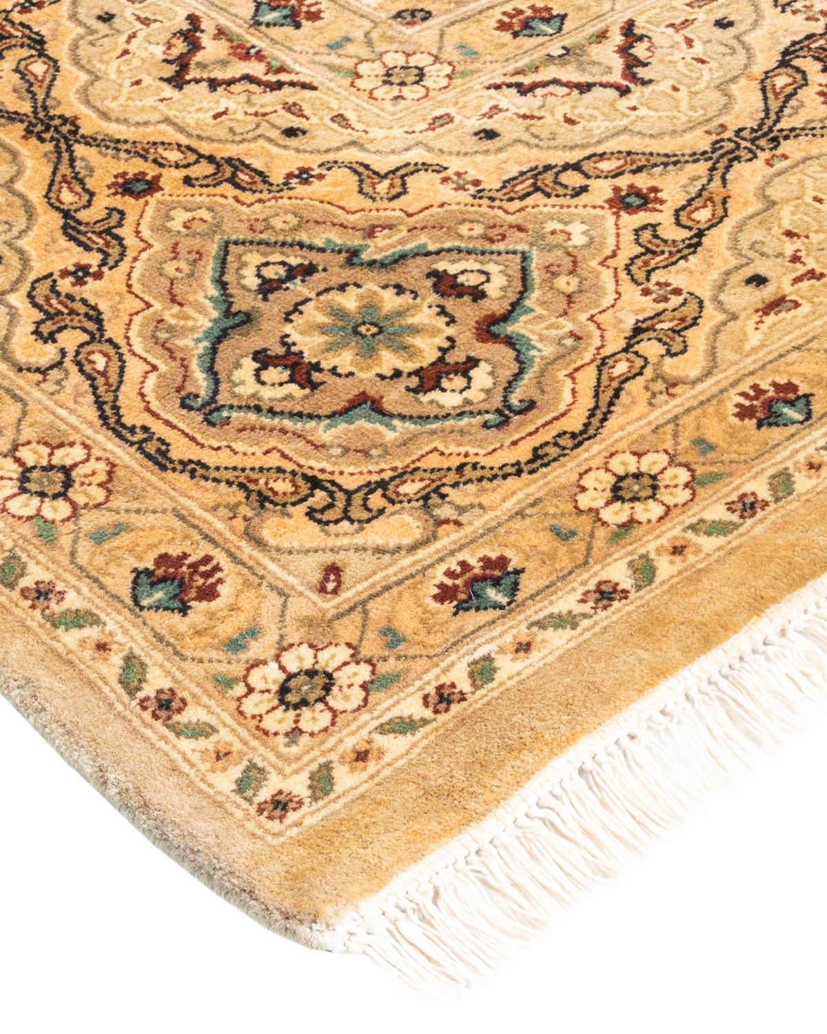 Avec leurs palettes discrètes et leurs motifs à l'envers, les tapis de la collection Mogul apporteront une sophistication intemporelle à n'importe quelle pièce. Influencés par un éventail de motifs turcs, indiens et persans, les artisans qui tissent