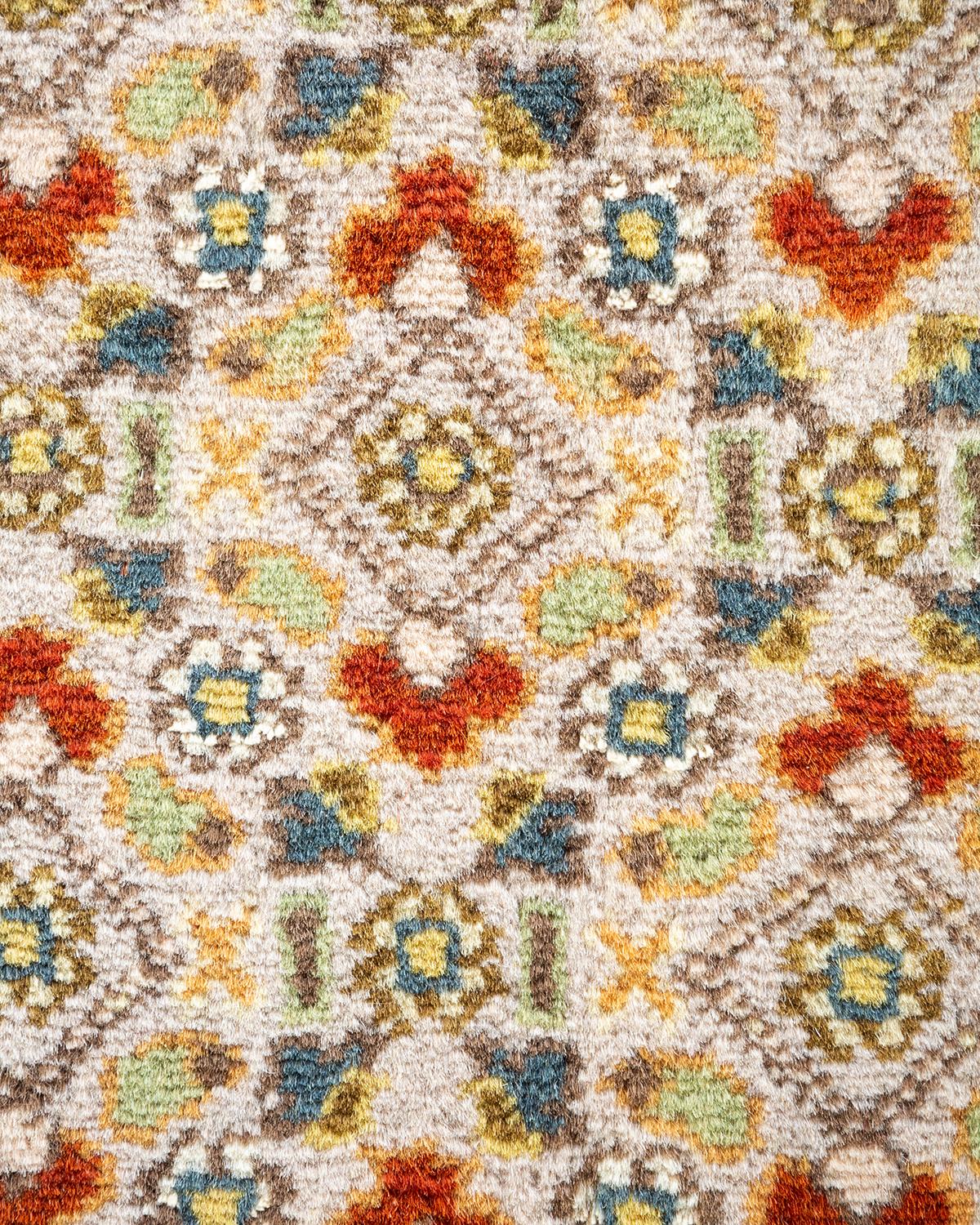 Pakistanais Tapis Mogul ivoire overdyed noué à la main, unique en son genre en vente