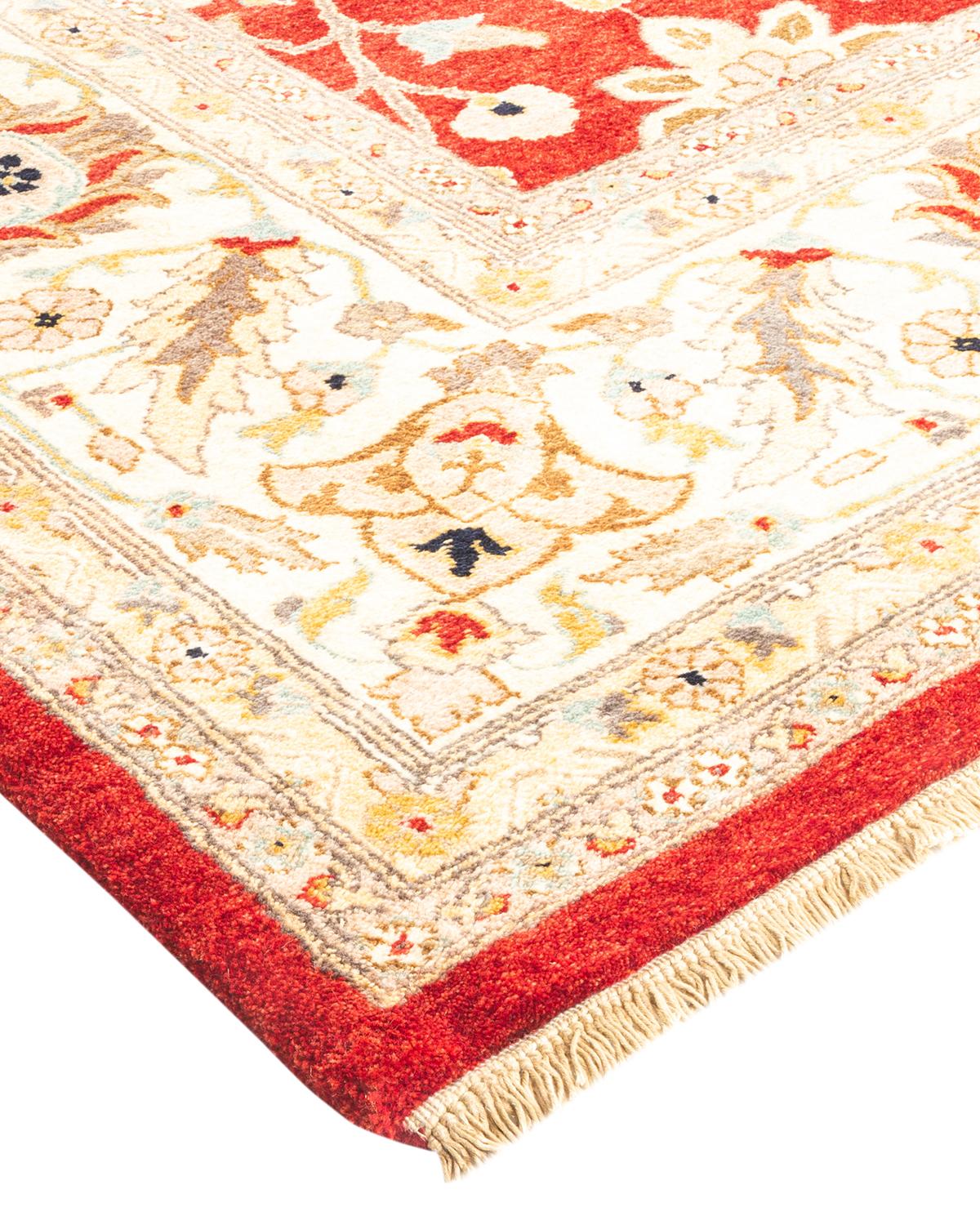 Die Teppiche der Mogul-Kollektion bringen mit ihren zurückhaltenden Farben und Allover-Mustern zeitlose Eleganz in jeden Raum. Beeinflusst von einem Spektrum türkischer, indischer und persischer Designs, lassen die Kunsthandwerker, die diese