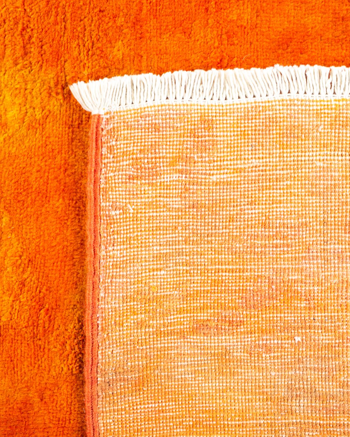 XXI secolo e contemporaneo Tappeto per l'area arancione Vibrance, unico nel suo genere, annodato a mano e sovratinto in vendita
