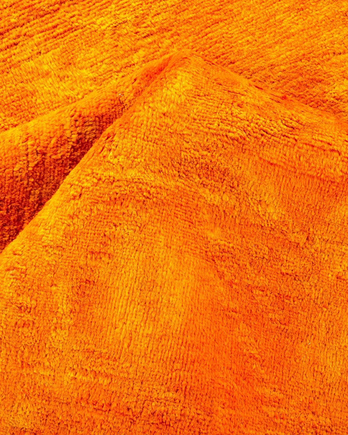 Tappeto per l'area arancione Vibrance, unico nel suo genere, annodato a mano e sovratinto in vendita 1