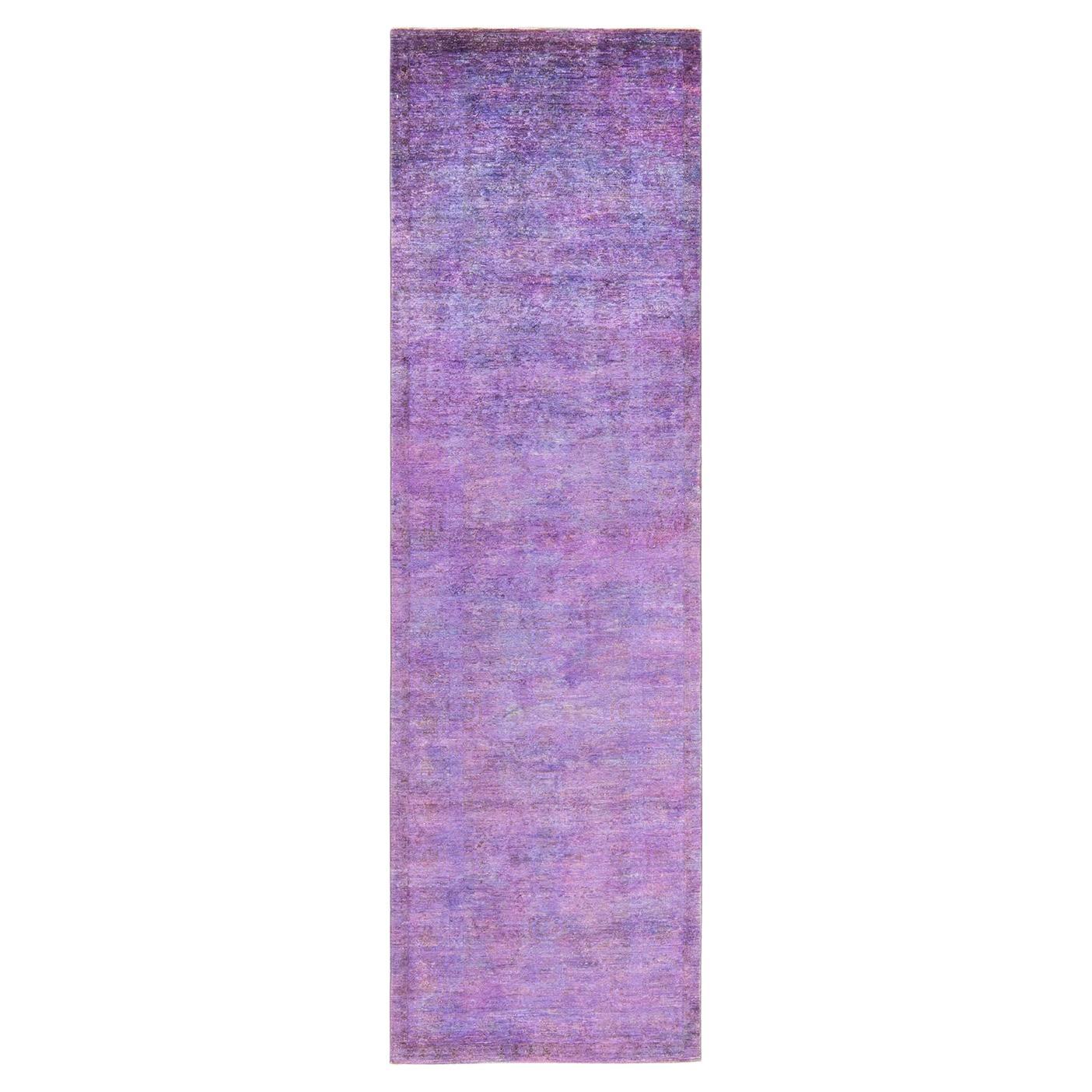 Tappeto per l'area viola Vibrance, unico nel suo genere, annodato a mano, 3' 0" x 10' 3".