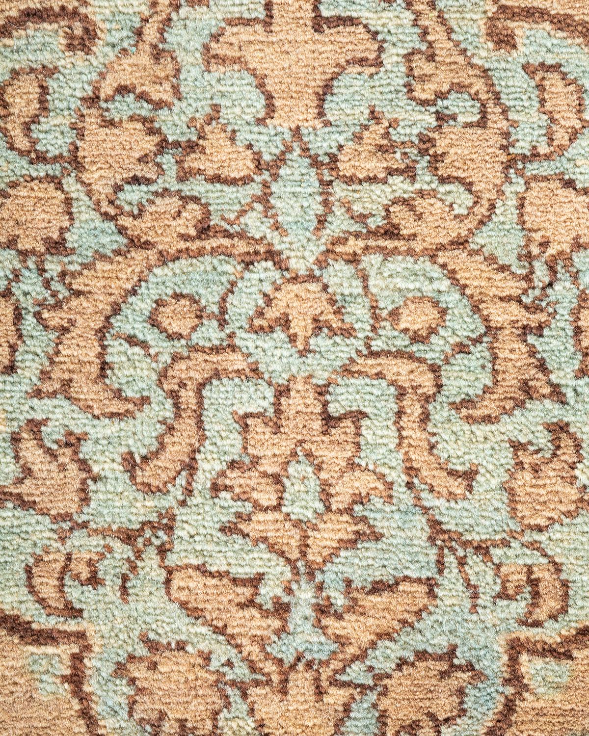 Pakistanais Tapis traditionnel brun moghol à fleurs noué à la main, unique en son genre en vente