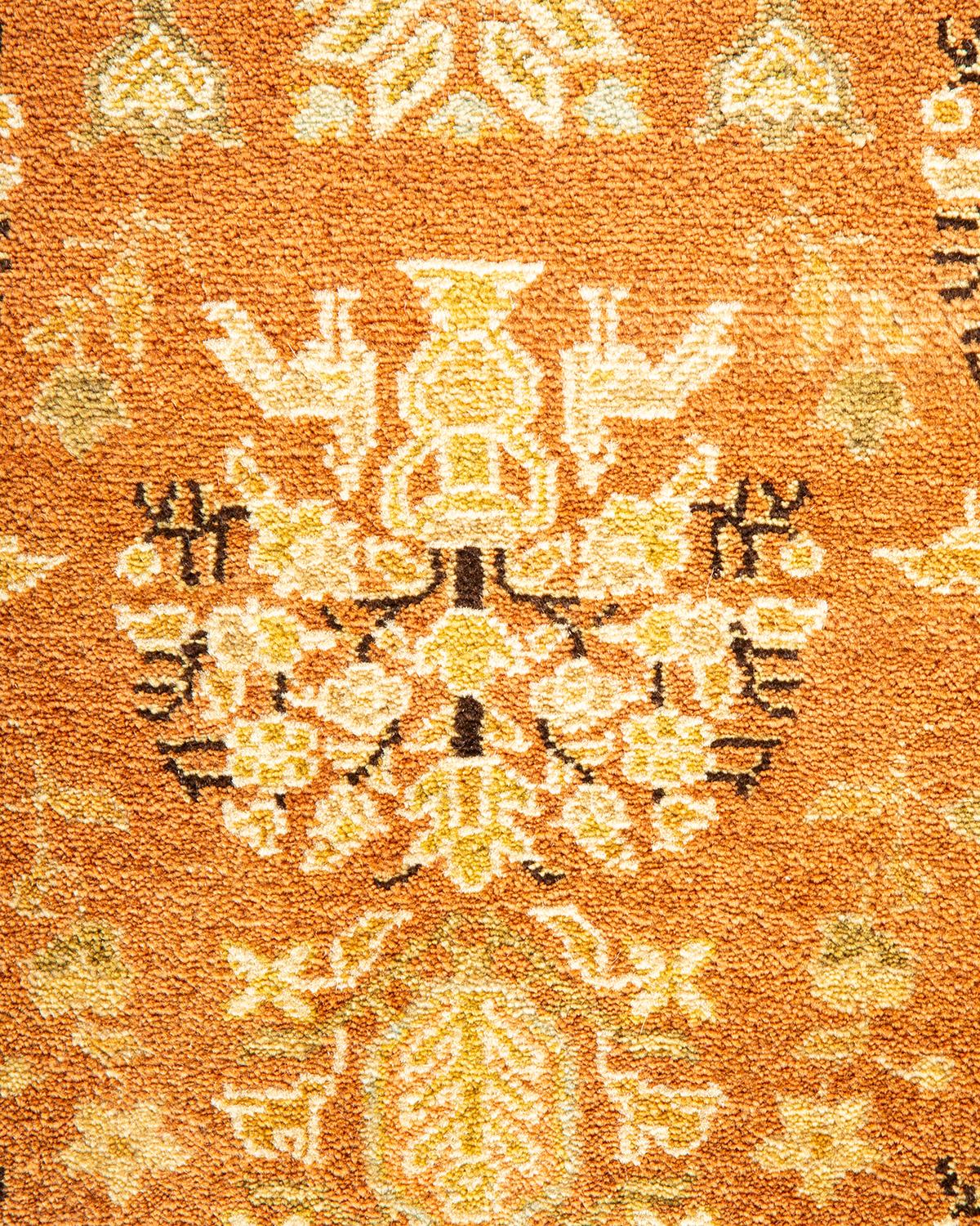 Pakistanais Tapis traditionnel brun moghol à fleurs noué à la main, unique en son genre en vente