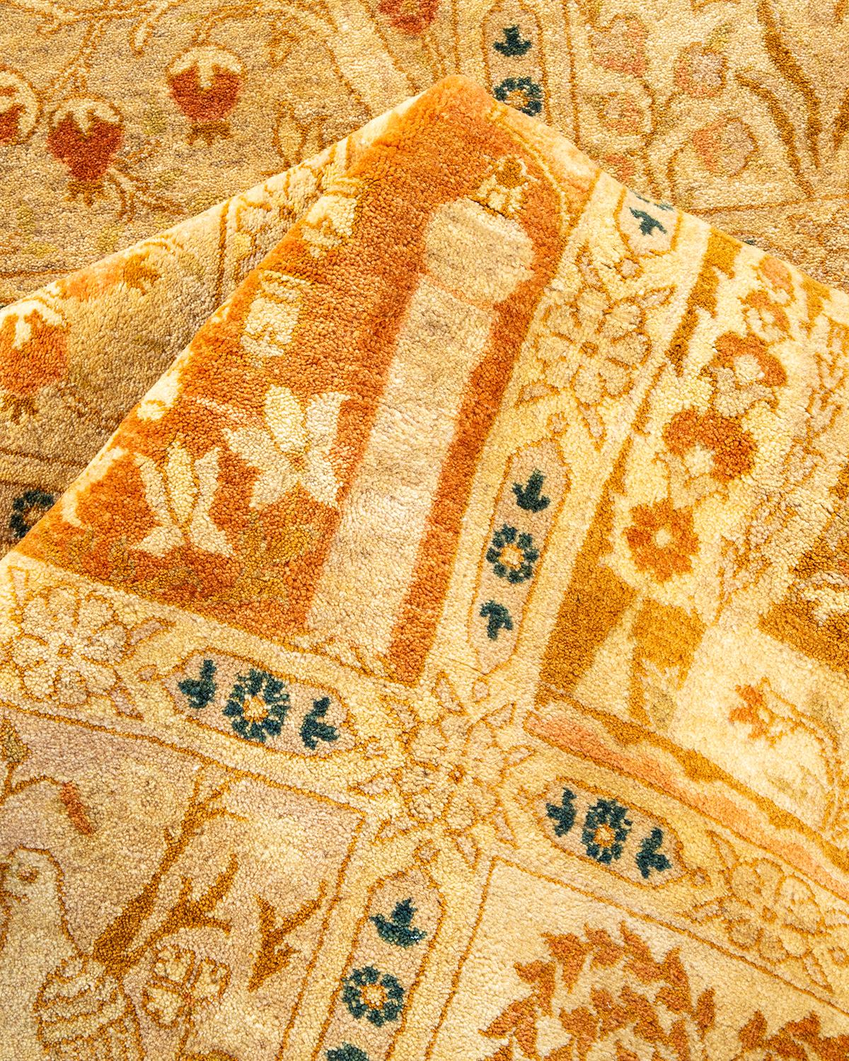 Einzigartiger handgeknüpfter traditioneller floraler Mogul-Teppich in Brown im Angebot 1