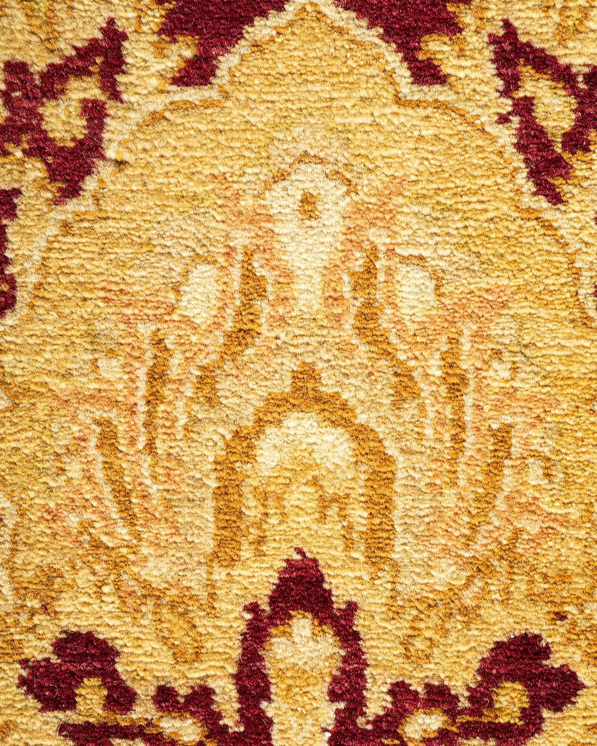 Alfombra verde Mogul Floral Tradicional Anudada a Mano Única en su Género Pakistaní en venta