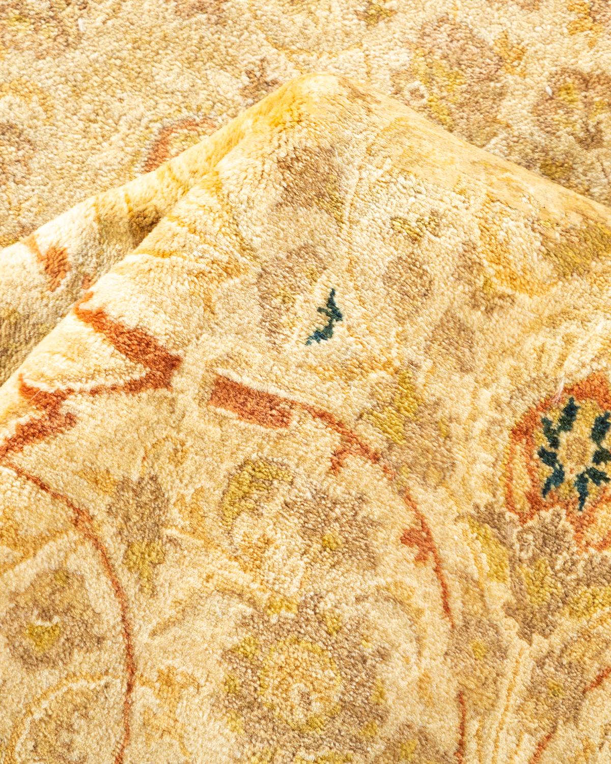 Tapis Mogul ivoire traditionnel noué à la main à motifs floraux uniques en son genre en vente 1