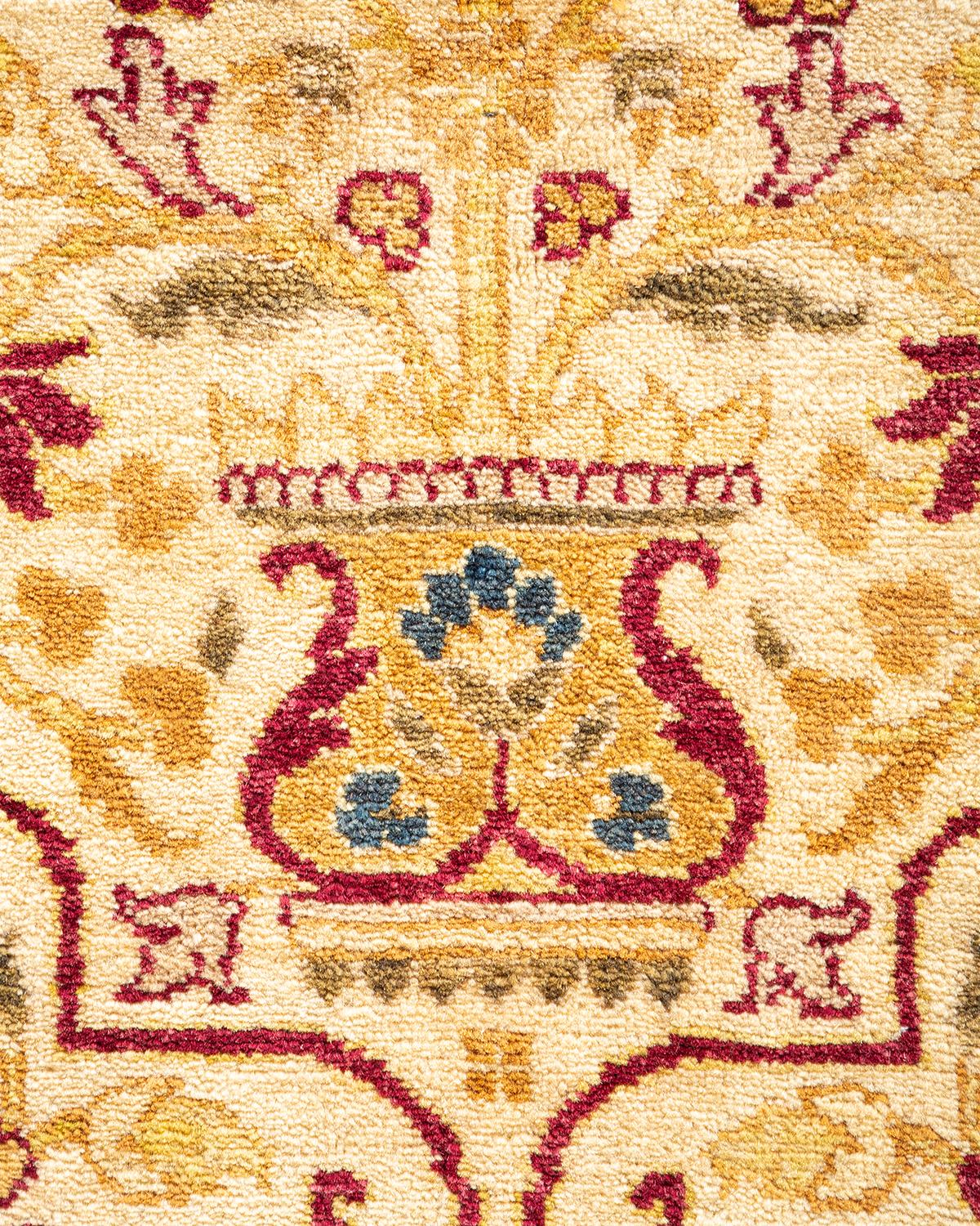 Handgeknüpfter, traditioneller, geblümter Mogul-Teppich in Elfenbein, Unikat (Pakistanisch) im Angebot