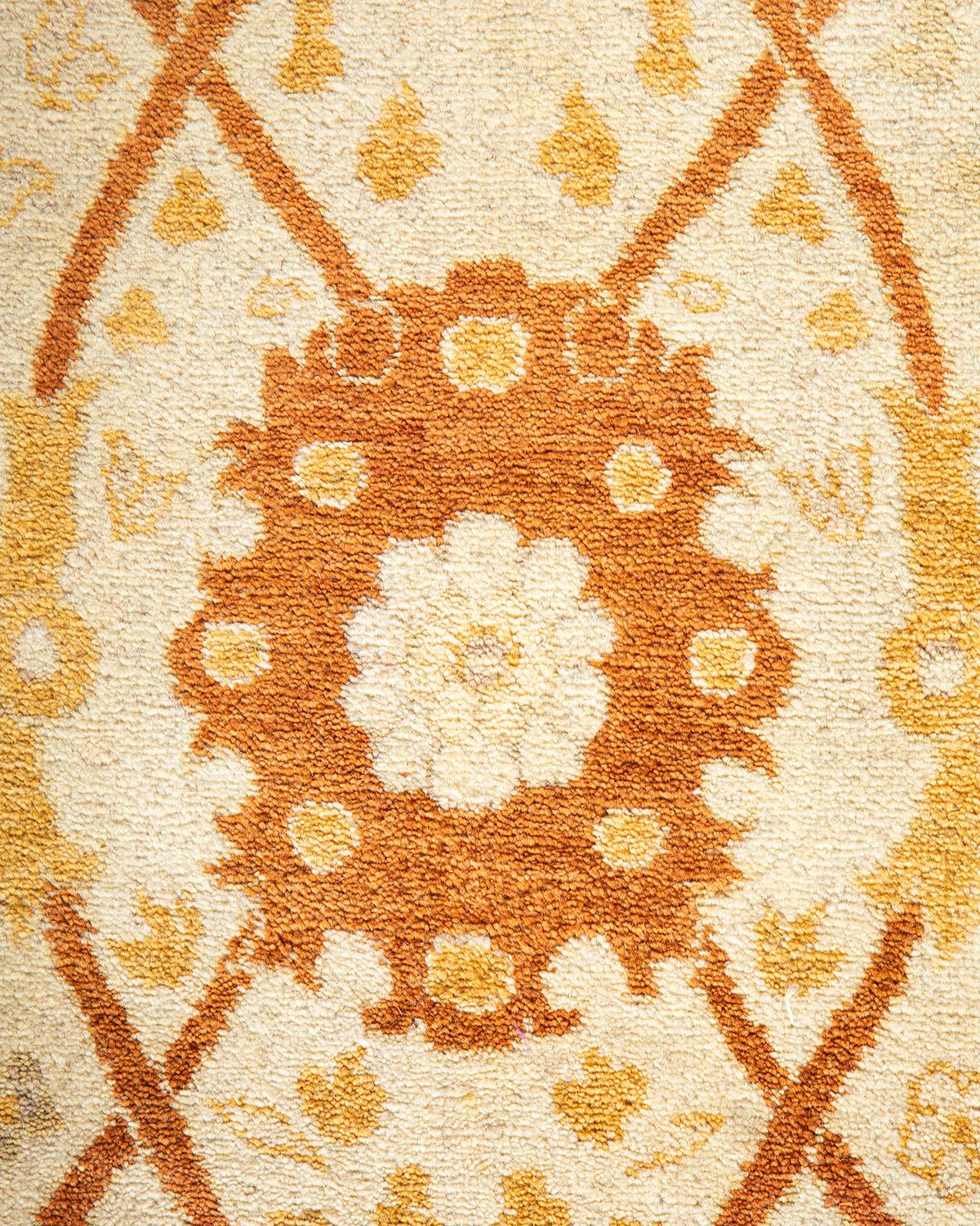 Handgeknüpfter, traditioneller, geblümter Mogul-Teppich in Elfenbein, Unikat (Pakistanisch) im Angebot