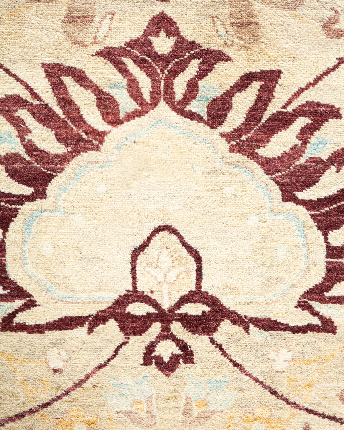 Pakistanais Tapis Mogul ivoire à motifs floraux noués à la main, unique en son genre, 2,69 m x 3,68 m en vente