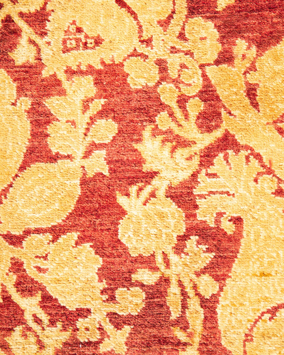 Pakistanais Tapis Mogul rouge traditionnel noué à la main à motifs floraux, unique en son genre en vente