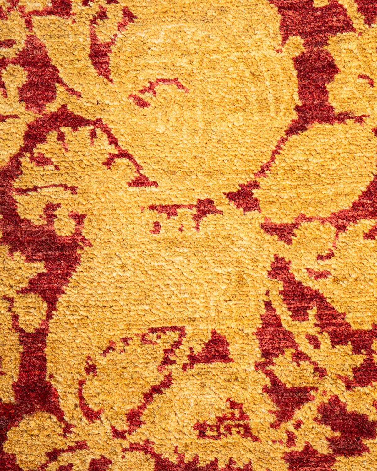 Pakistanais Tapis Mogul rouge traditionnel noué à la main à motifs floraux, unique en son genre en vente