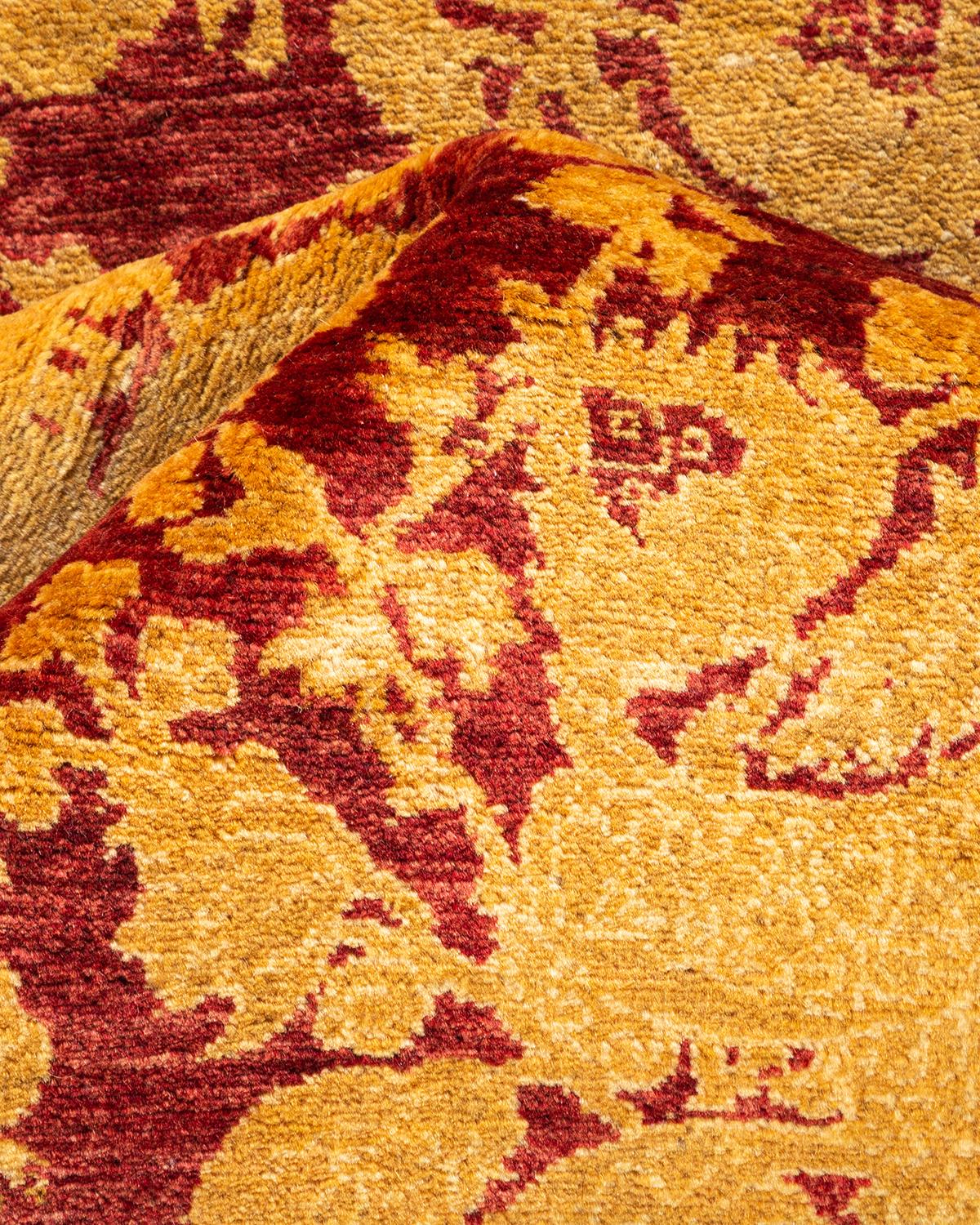 Tapis Mogul rouge traditionnel noué à la main à motifs floraux, unique en son genre en vente 1