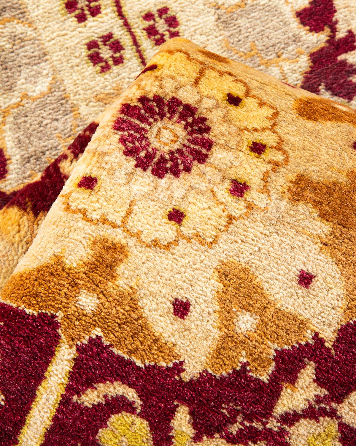 Alfombra única anudada a mano con motivos florales tradicionales Mogul roja en venta 1