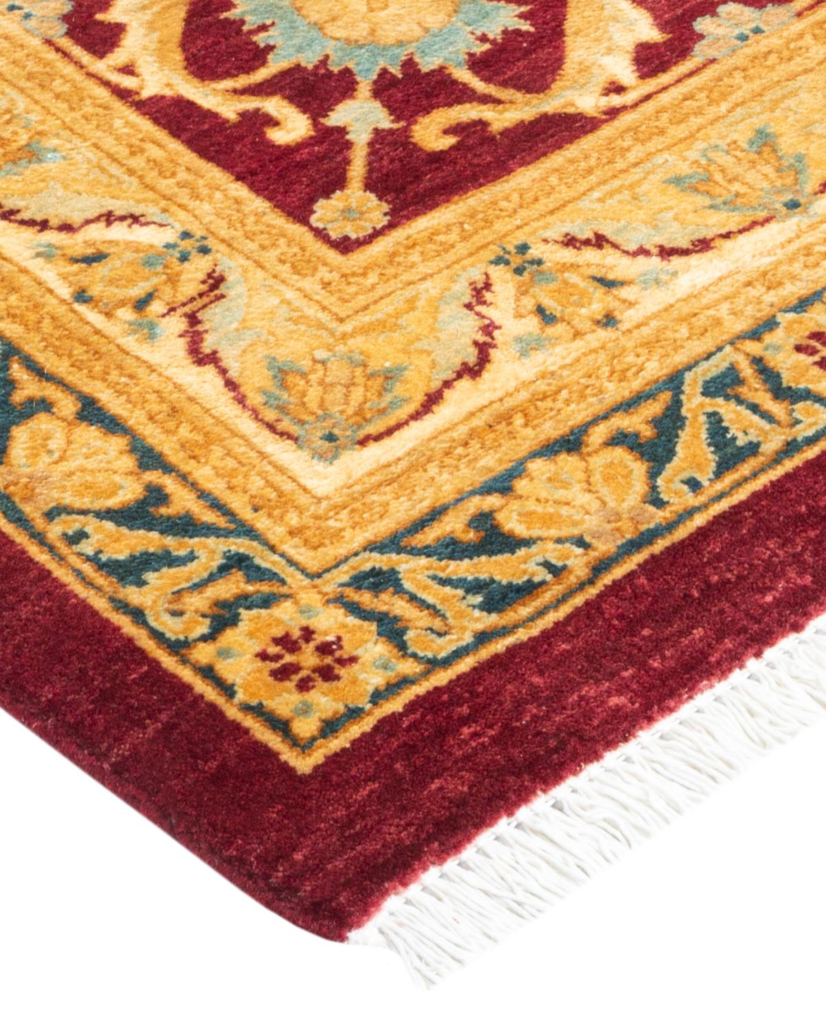 Avec leurs palettes discrètes et leurs motifs à l'envers, les tapis de la collection Mogul apporteront une sophistication intemporelle à n'importe quelle pièce. Influencés par un éventail de motifs turcs, indiens et persans, les artisans qui tissent