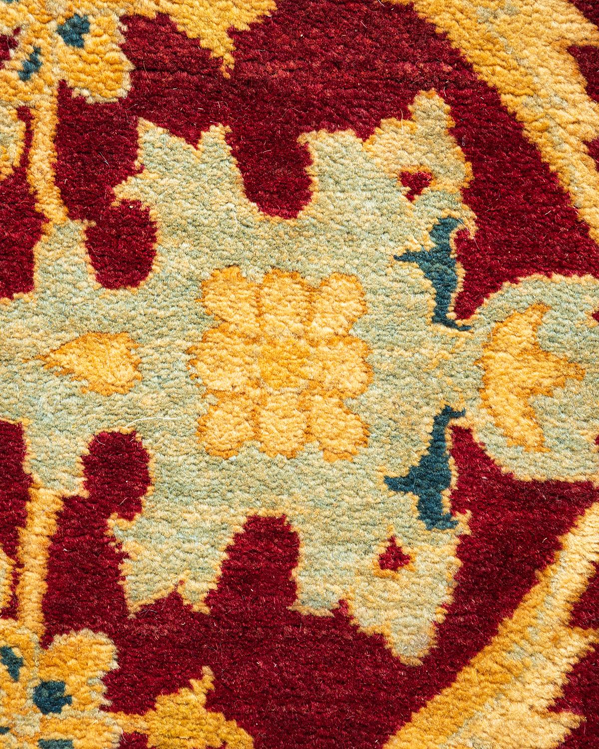 Pakistanais Tapis Mogul rouge traditionnel noué à la main à motifs floraux, unique en son genre en vente