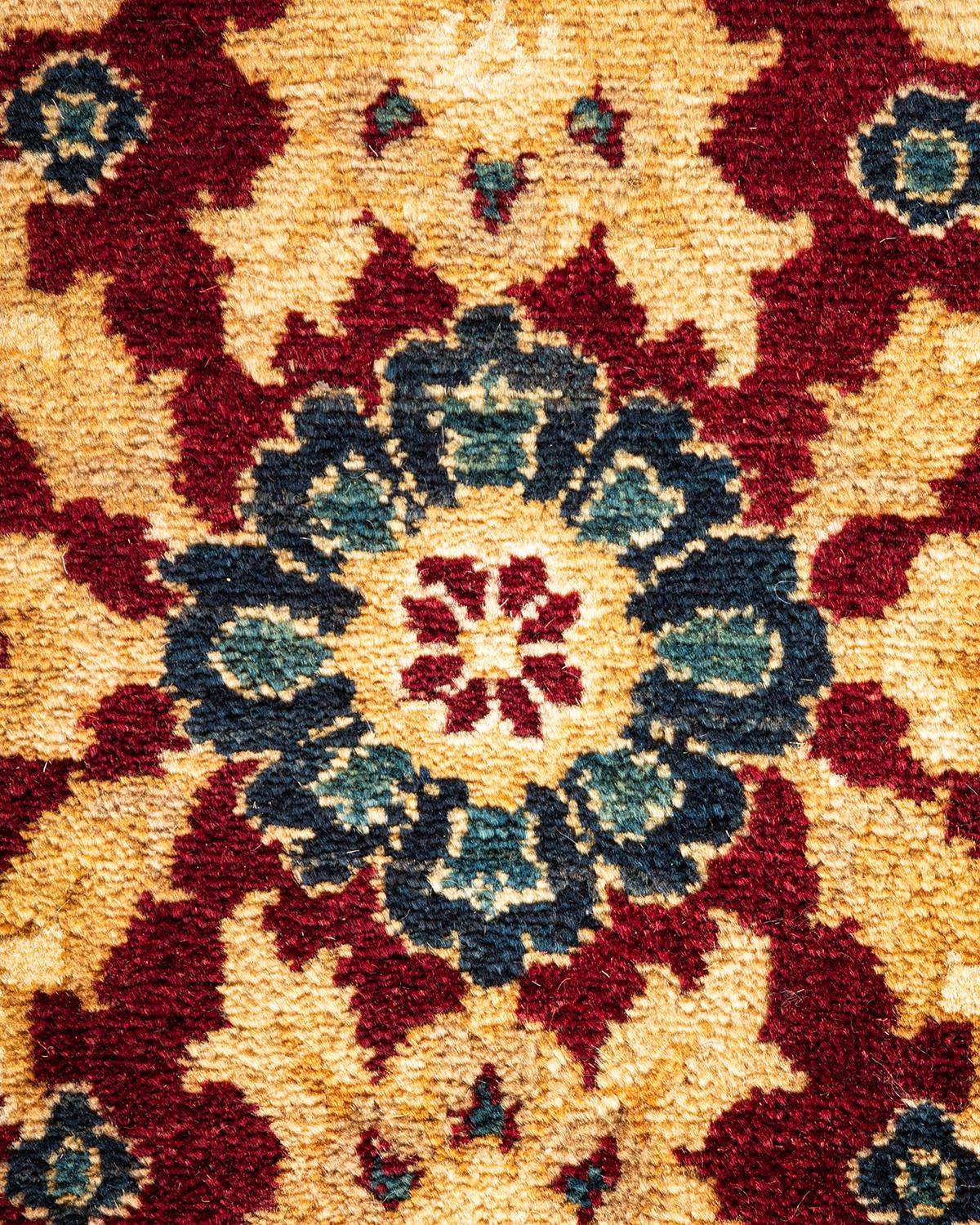 Pakistanais Tapis Mogul rouge traditionnel noué à la main à motifs floraux, unique en son genre en vente