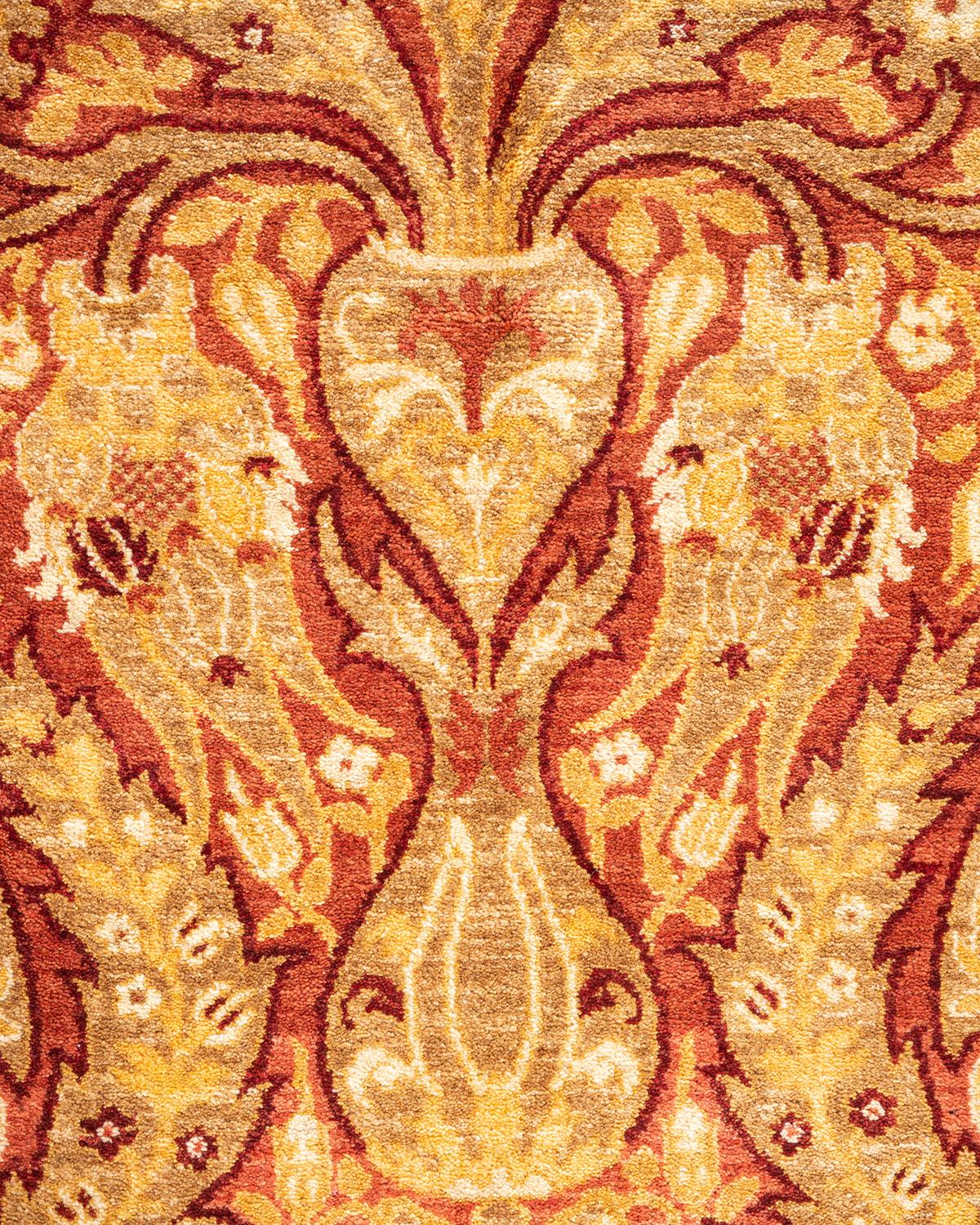 Pakistanais Tapis unique en son genre, nou  la main,  motifs floraux traditionnels, de couleur jaune Mogul. en vente