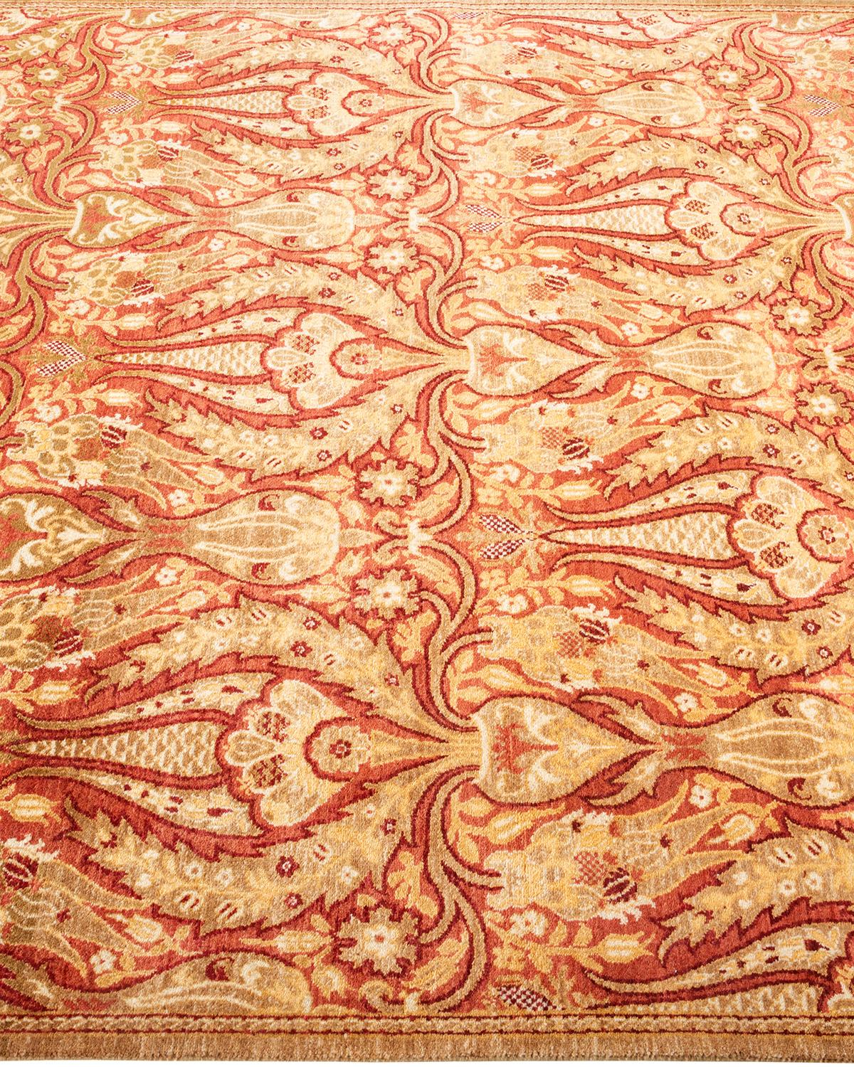 Tapis unique en son genre, nou  la main,  motifs floraux traditionnels, de couleur jaune Mogul. Neuf - En vente à Norwalk, CT