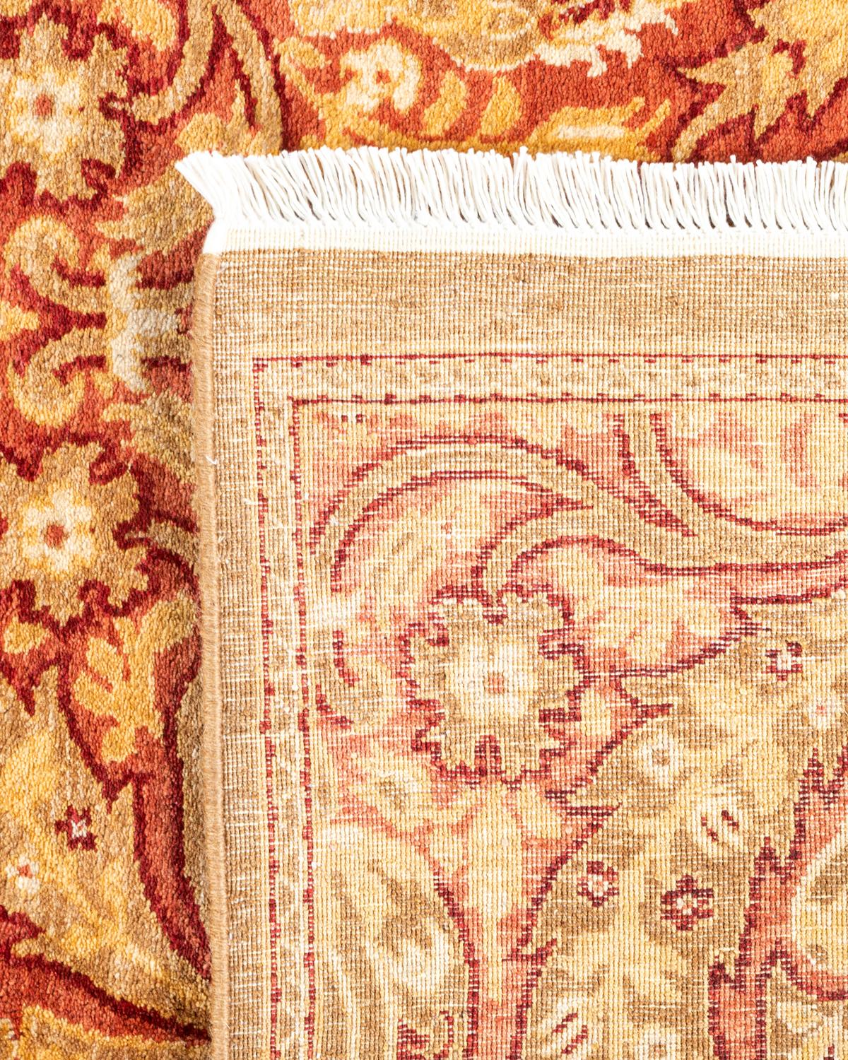 XXIe siècle et contemporain Tapis unique en son genre, nou  la main,  motifs floraux traditionnels, de couleur jaune Mogul. en vente