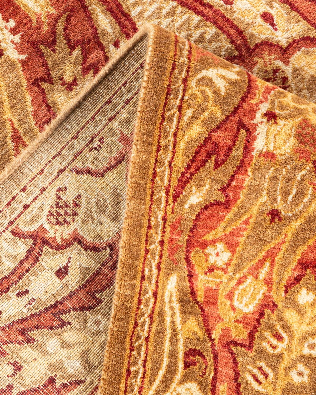 Laine Tapis unique en son genre, nou  la main,  motifs floraux traditionnels, de couleur jaune Mogul. en vente