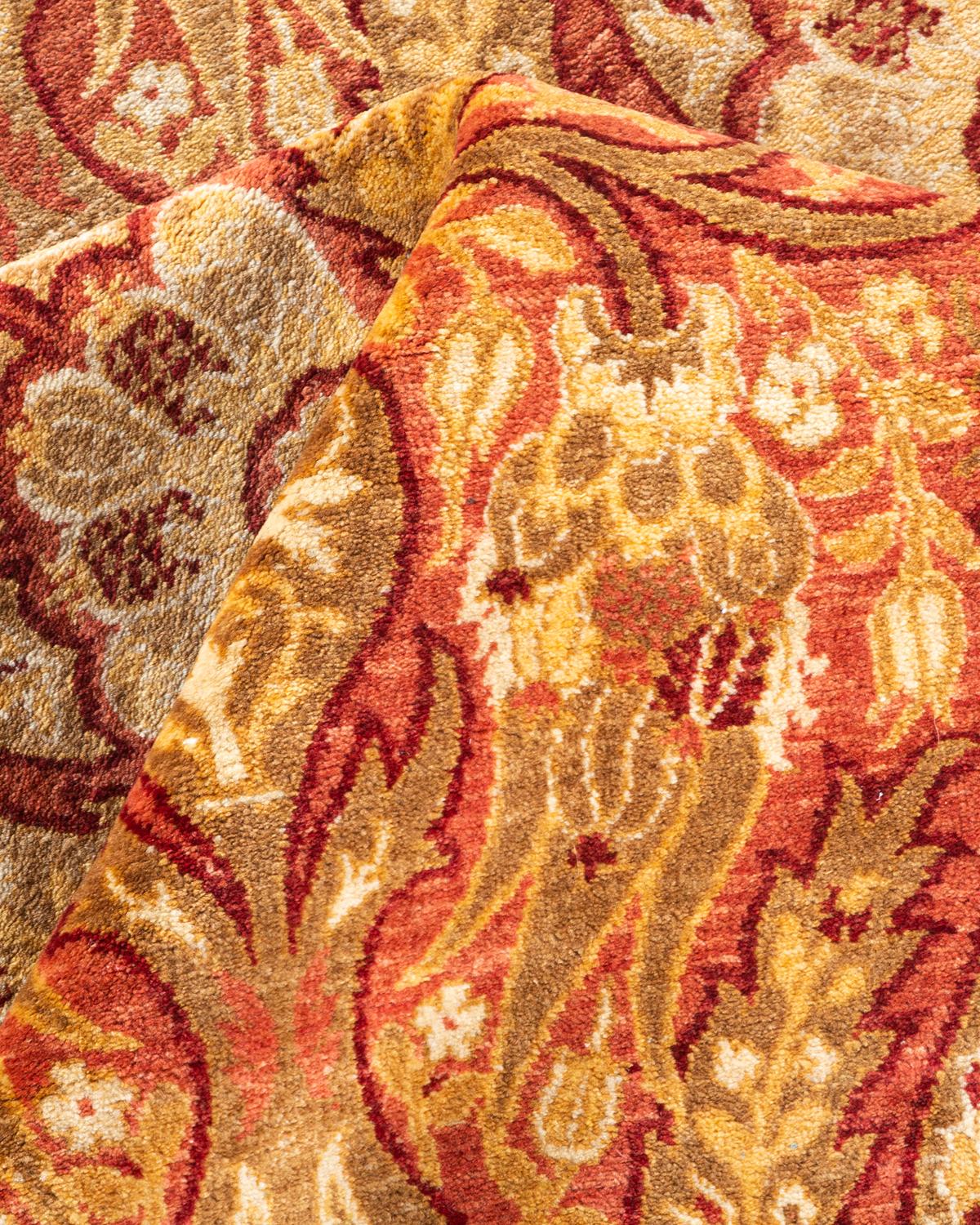 Tapis unique en son genre, nou  la main,  motifs floraux traditionnels, de couleur jaune Mogul. en vente 1