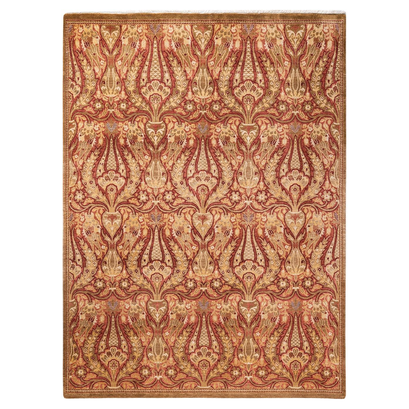 Tapis unique en son genre, nou  la main,  motifs floraux traditionnels, de couleur jaune Mogul.