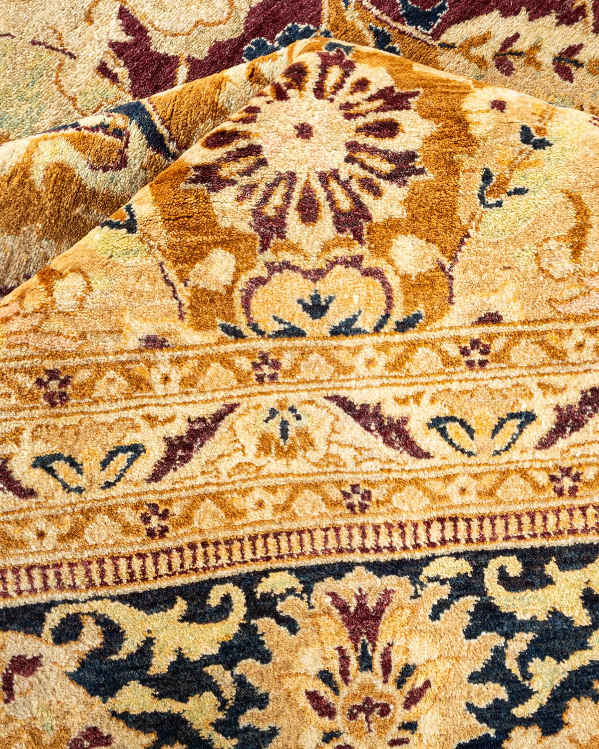 Pakistanais Tapis traditionnel rouge moghol noué à la main, unique en son genre en vente