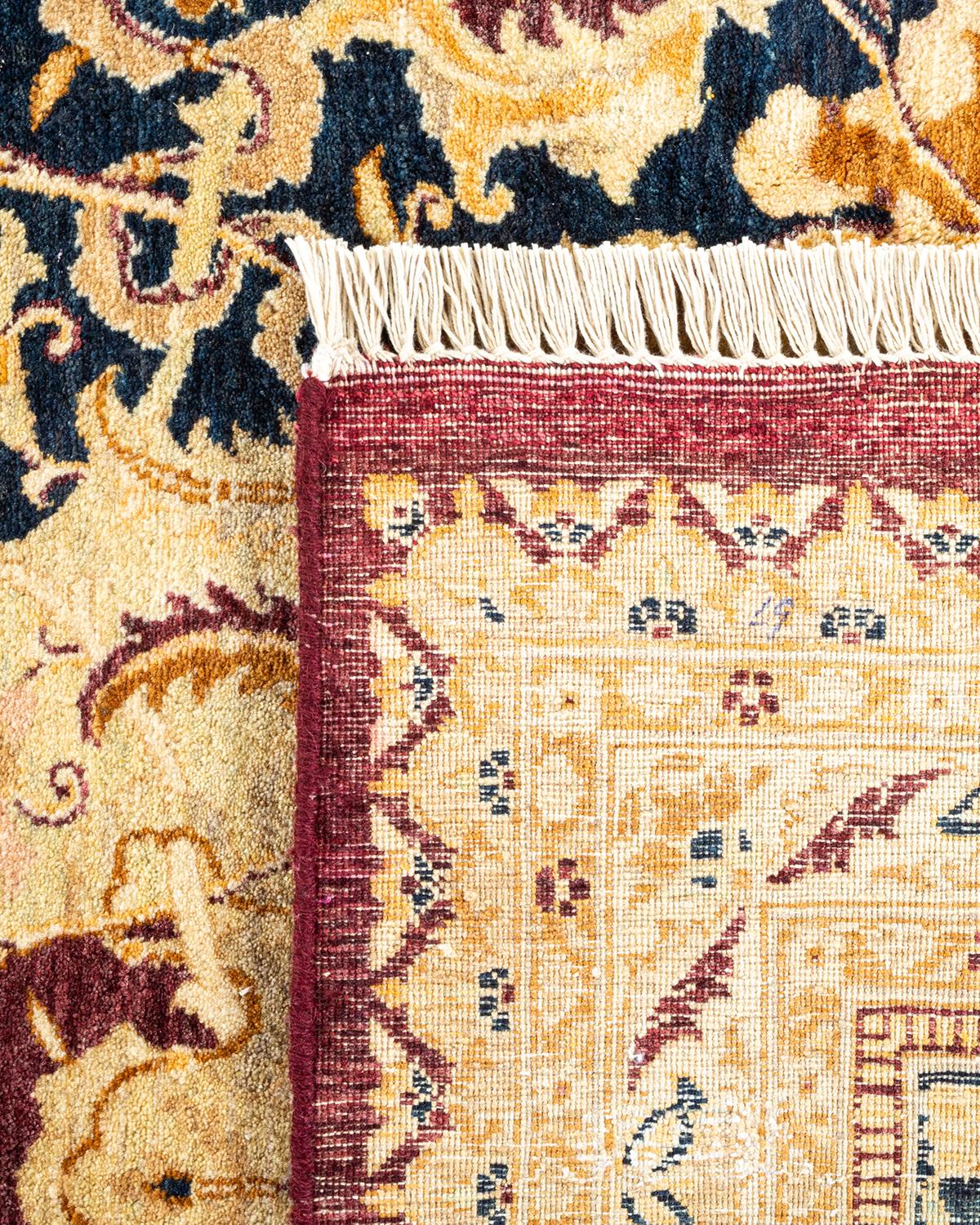 XXIe siècle et contemporain Tapis traditionnel rouge moghol noué à la main, unique en son genre en vente