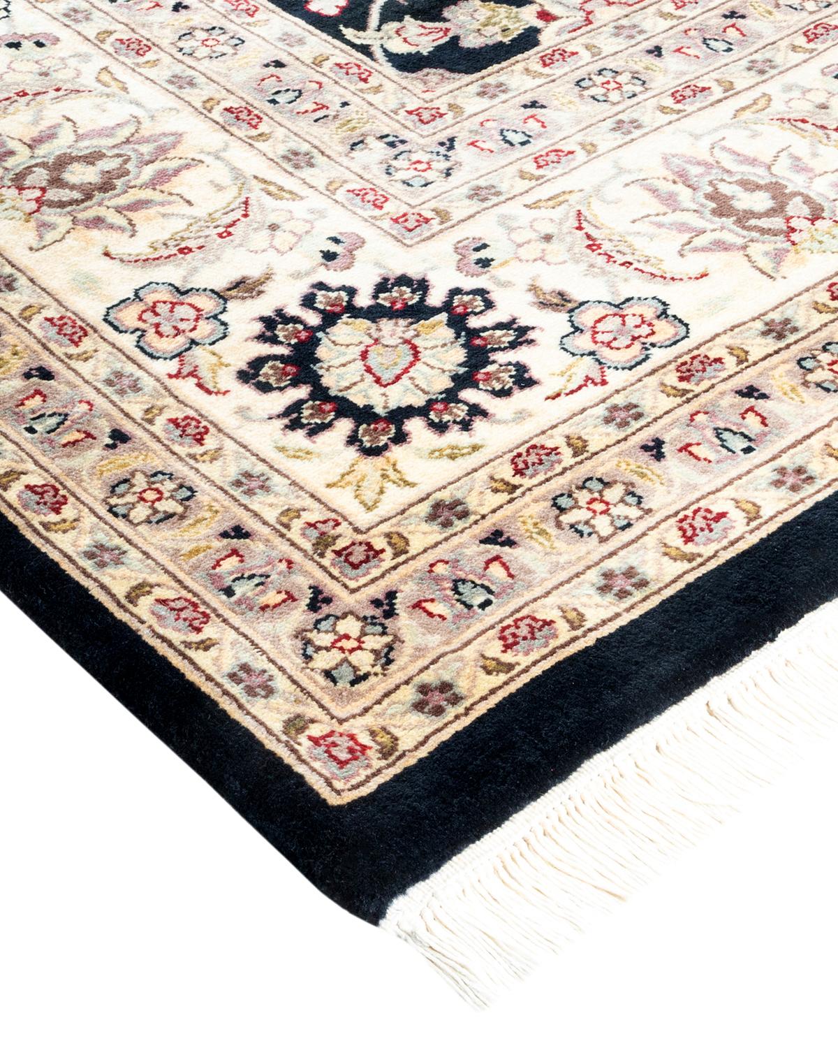 Las alfombras de la colección Mogul, con sus colores discretos y sus diseños en toda la superficie, aportarán una sofisticación atemporal a cualquier habitación. Influenciadas por un espectro de diseños turcos, indios y persas, los artesanos que