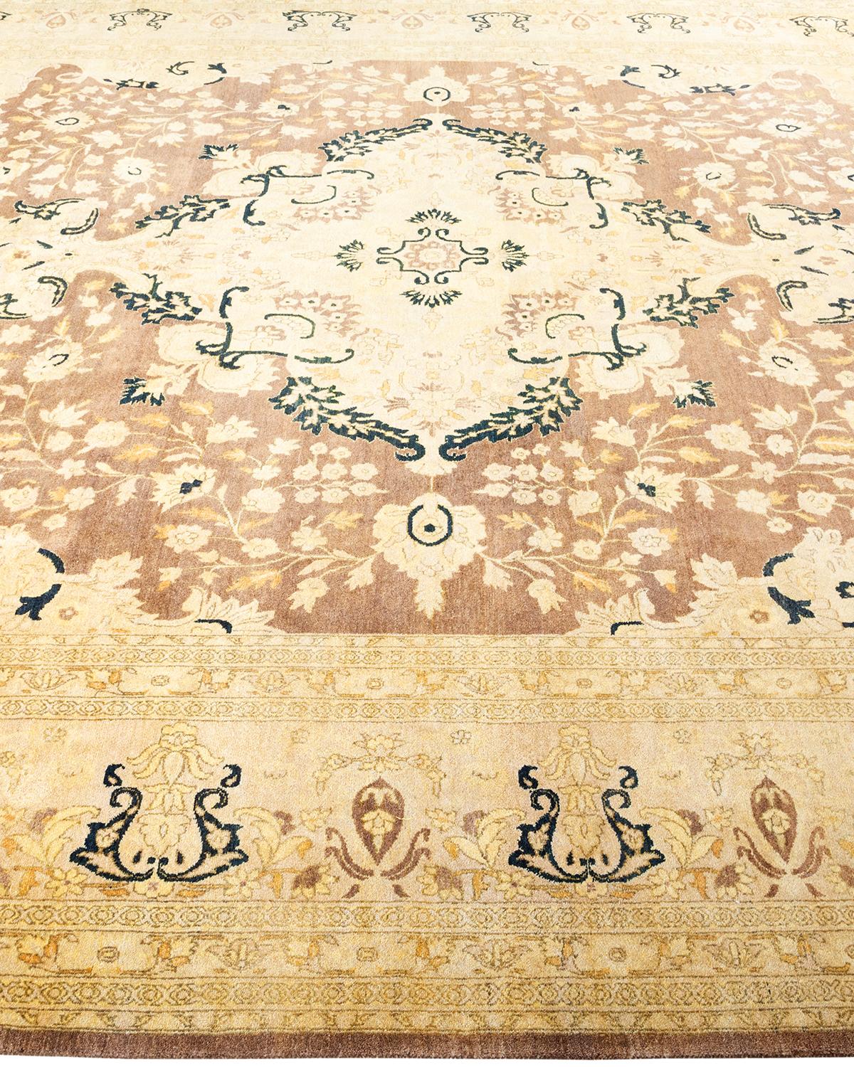 Einzigartiger handgeknpfter traditioneller orientalischer Mogul-Teppich in Braun im Zustand „Neu“ im Angebot in Norwalk, CT