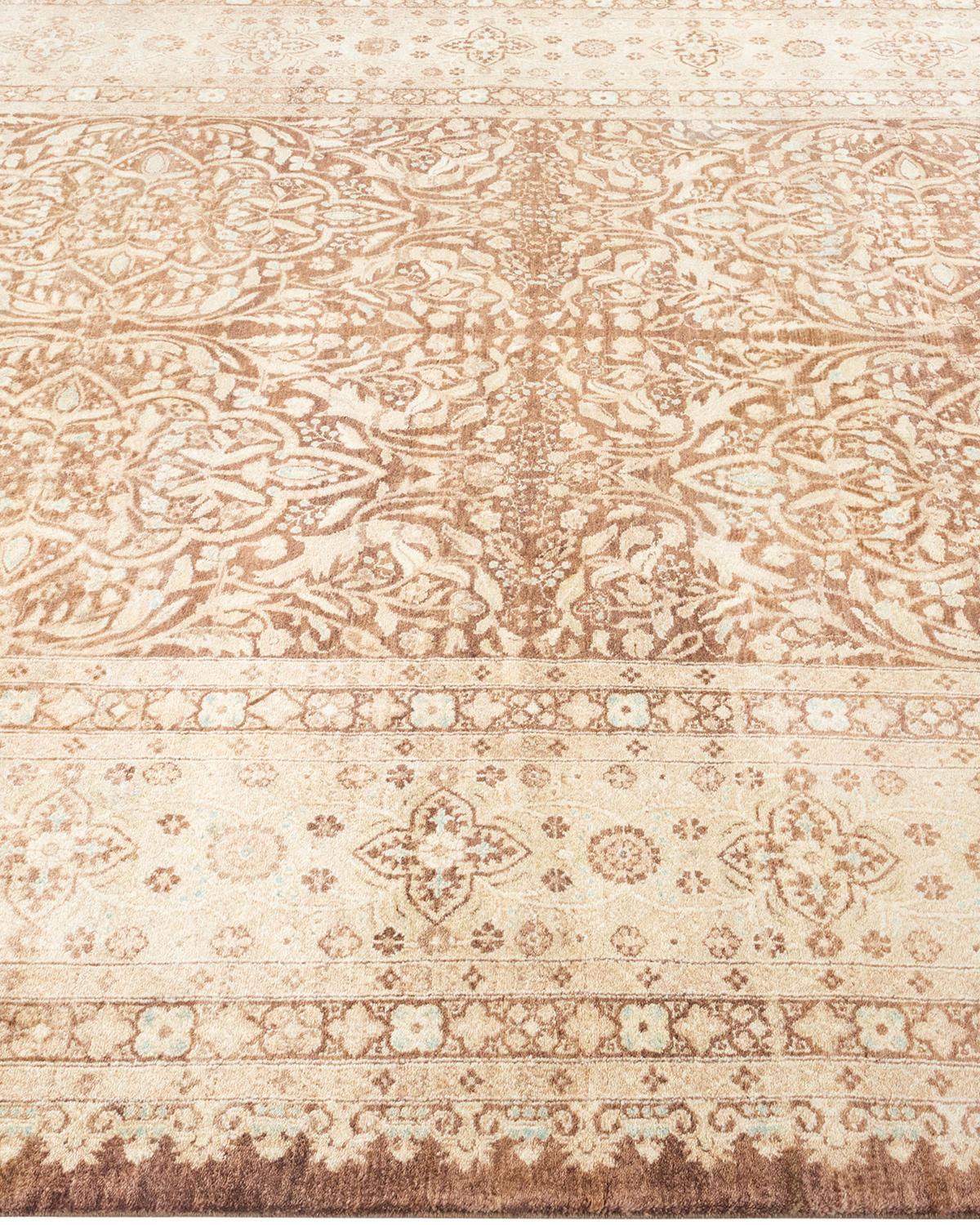 Einzigartiger handgeknüpfter traditioneller Orientalischer Mogul-Teppich in Braun im Zustand „Starke Gebrauchsspuren“ im Angebot in Norwalk, CT