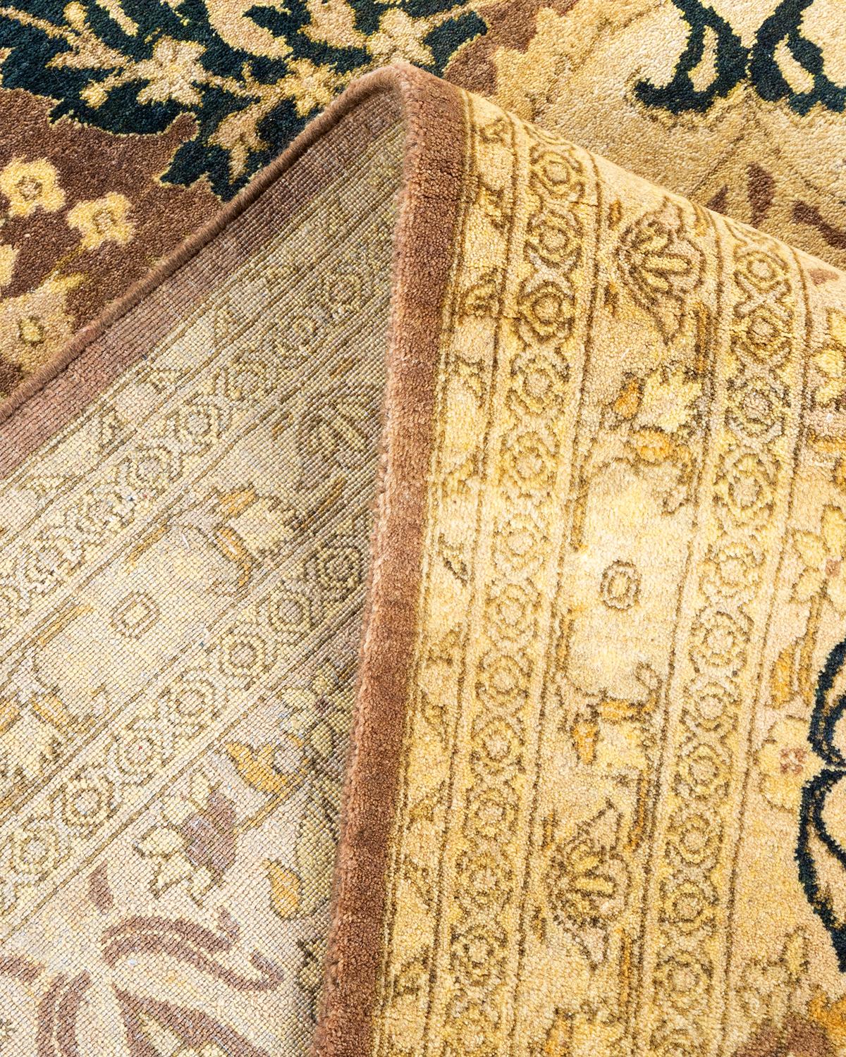 Einzigartiger handgeknpfter traditioneller orientalischer Mogul-Teppich in Braun (Wolle) im Angebot