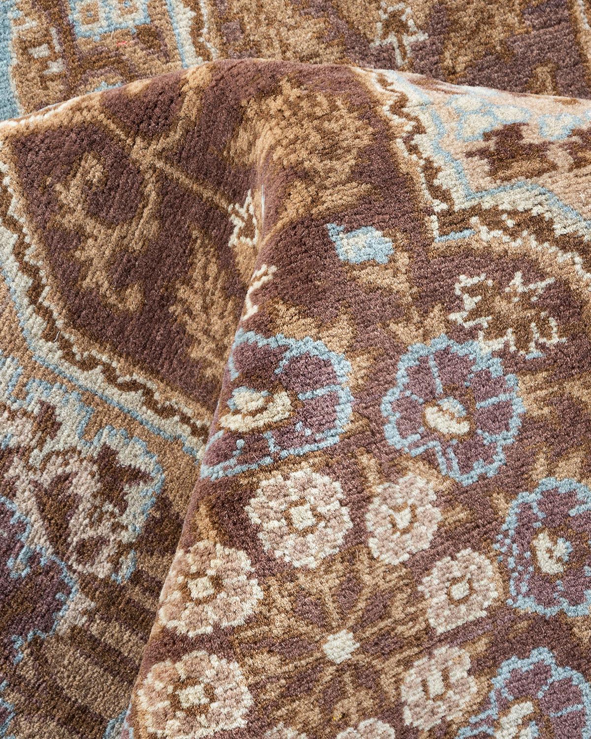 Einzigartiger handgeknüpfter traditioneller orientalischer Mogul-Teppich in Braun (Wolle) im Angebot