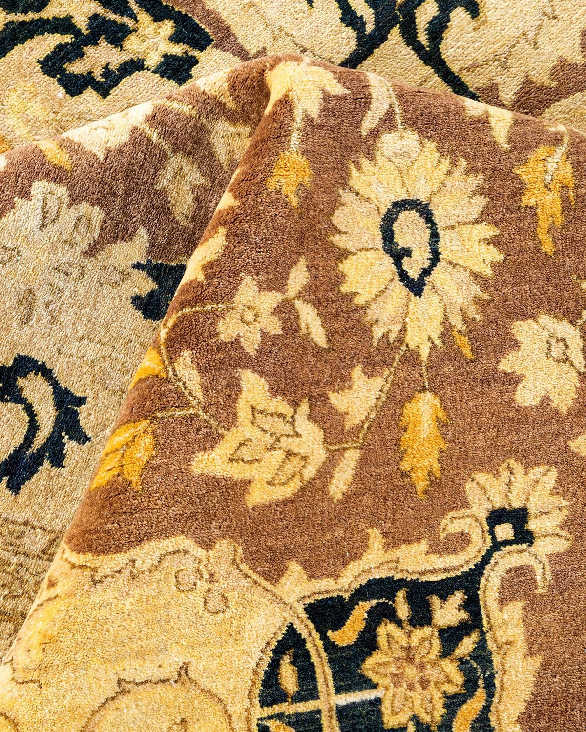 Einzigartiger handgeknpfter traditioneller orientalischer Mogul-Teppich in Braun im Angebot 1