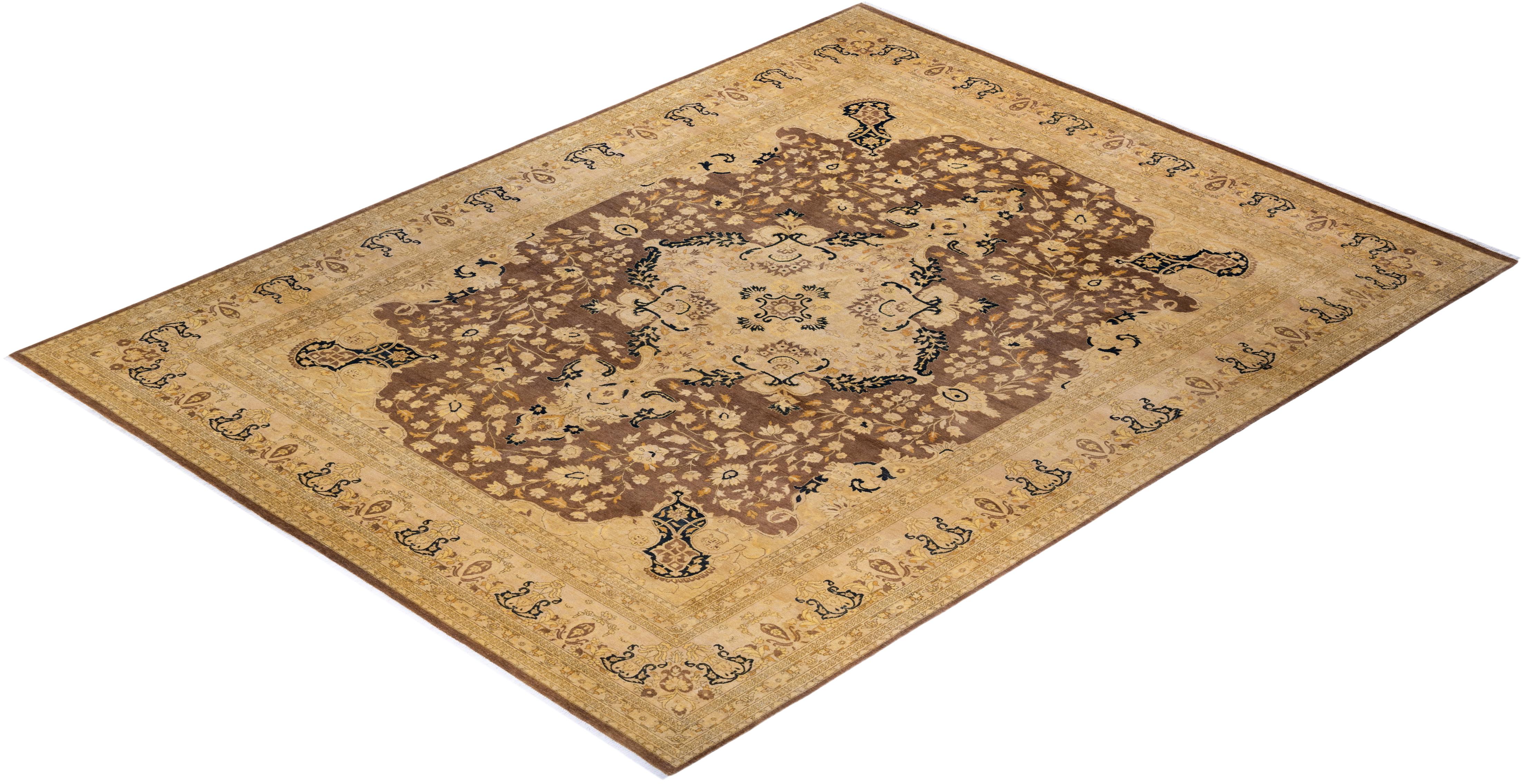 Einzigartiger handgeknpfter traditioneller orientalischer Mogul-Teppich in Braun im Angebot 2