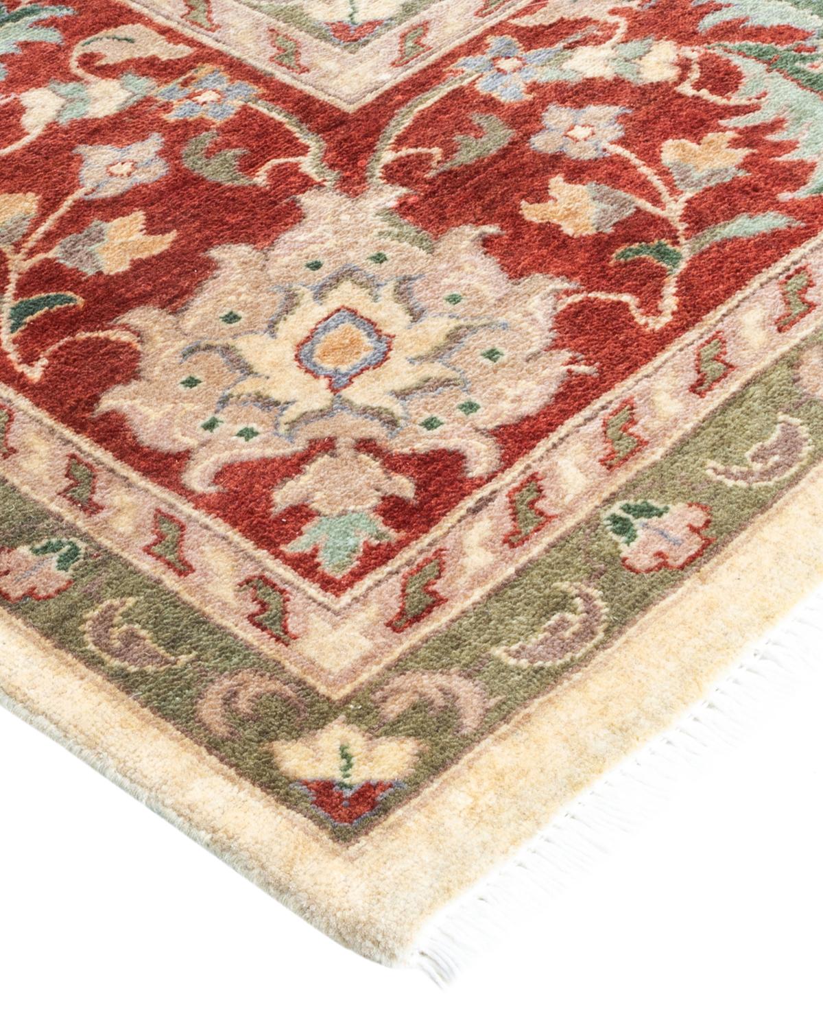 Las alfombras de la colección Mogul, con sus colores discretos y sus diseños en toda la superficie, aportarán una sofisticación atemporal a cualquier habitación. Influenciadas por un espectro de diseños turcos, indios y persas, los artesanos que