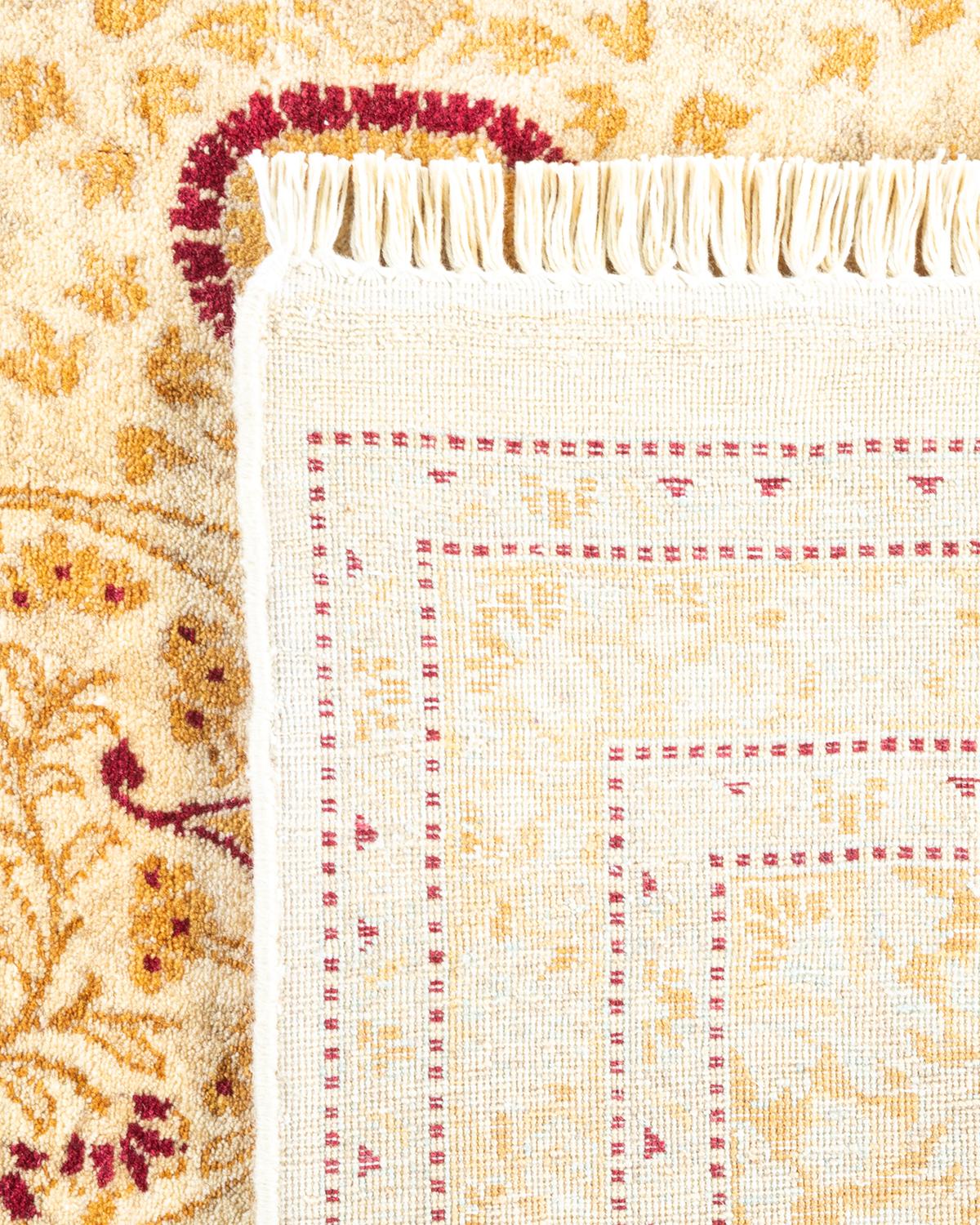 Einzigartiger handgeknpfter traditioneller orientalischer Mogul-Teppich in Elfenbein (21. Jahrhundert und zeitgenössisch) im Angebot