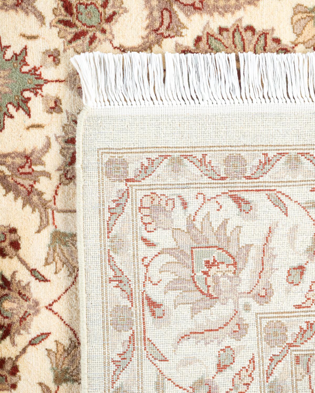 Einzigartiger handgeknpfter traditioneller orientalischer Mogul-Teppich in Elfenbein (21. Jahrhundert und zeitgenössisch) im Angebot